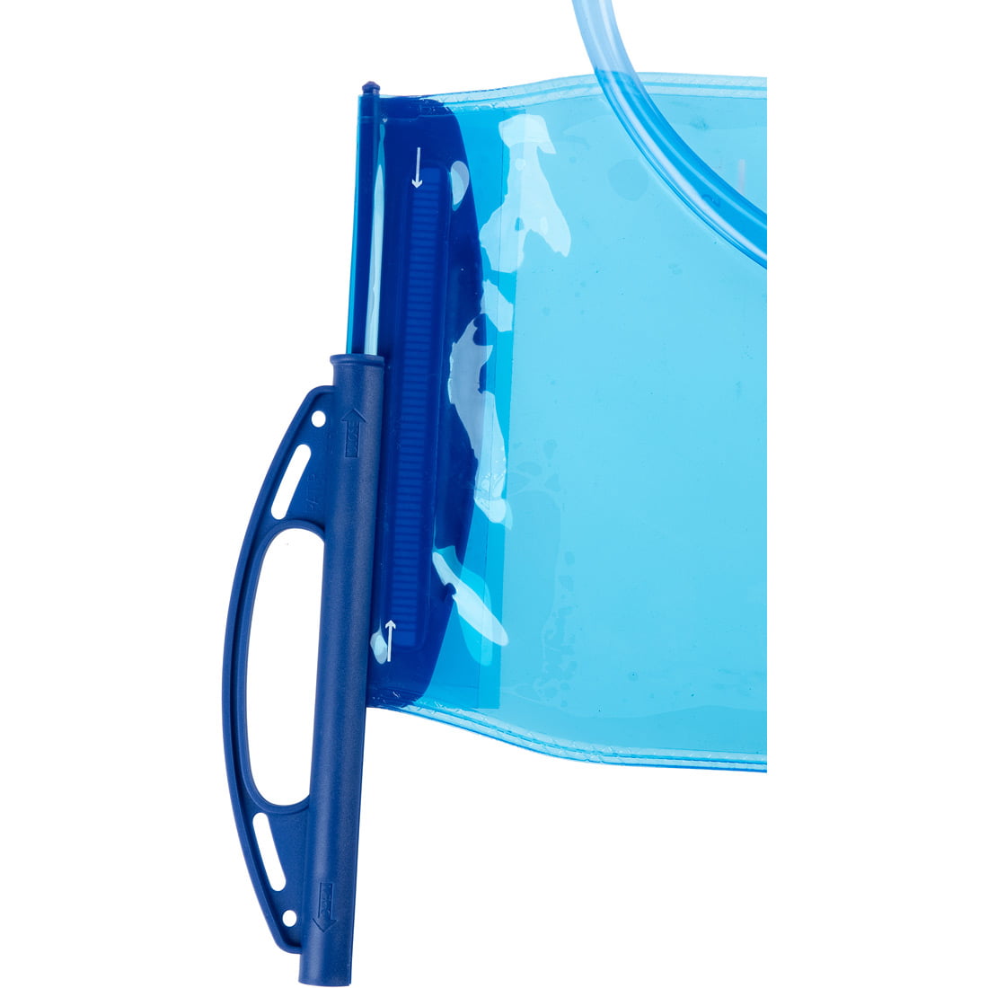 תקריב של שלפוחית השתייה Aztec Hydro Pack II בנפח 3 ליטר, הכוללת ידית פלסטיק שחורה, צינור גלוי וחלק ממאגר המים השקוף שלה.