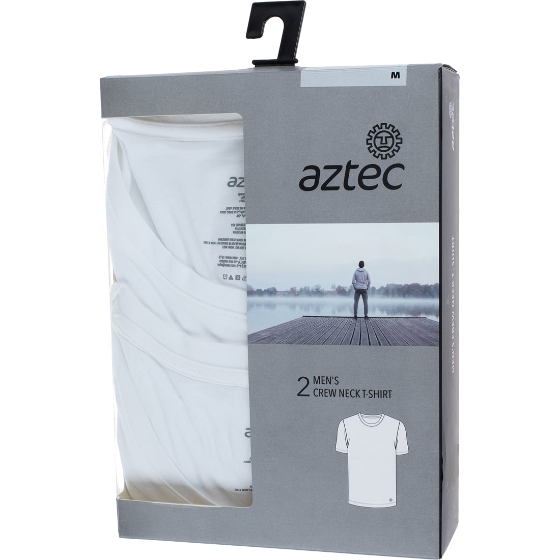 על אריזת ה-2pk של חולצות ה-T מכותנה Aztec M לגברים (מידה M) נראות שתי חולצות לבנות, ובחזית האריזה מצויר אדם העומד על רציף ליד אגם.