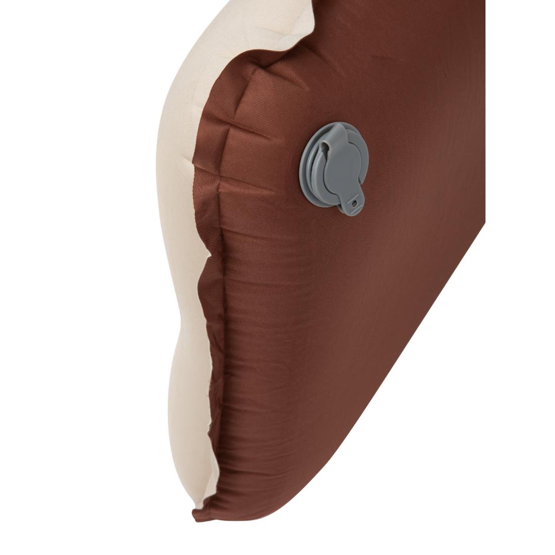 תקריב של כרית השינה Aztec Deep Sleep Pillow, כרית מתנפחת בצבעי חום ובז' עם שסתום אוויר בעל מכסה אפור בצד.