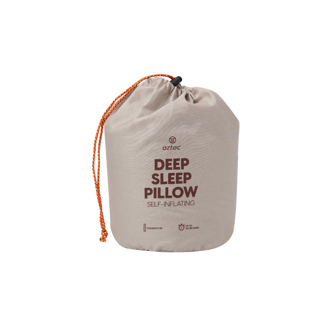 תיק בד בצבע בז' עם שרוך כתום, הנושא את הכיתוב "Aztec Deep Sleep Pillow", המיועד לשימוש בחוץ או בנסיעות — מושלם לנשיאת כרית ה-Aztec Deep Sleep Pillow לכל מקום אליו תגיעו.