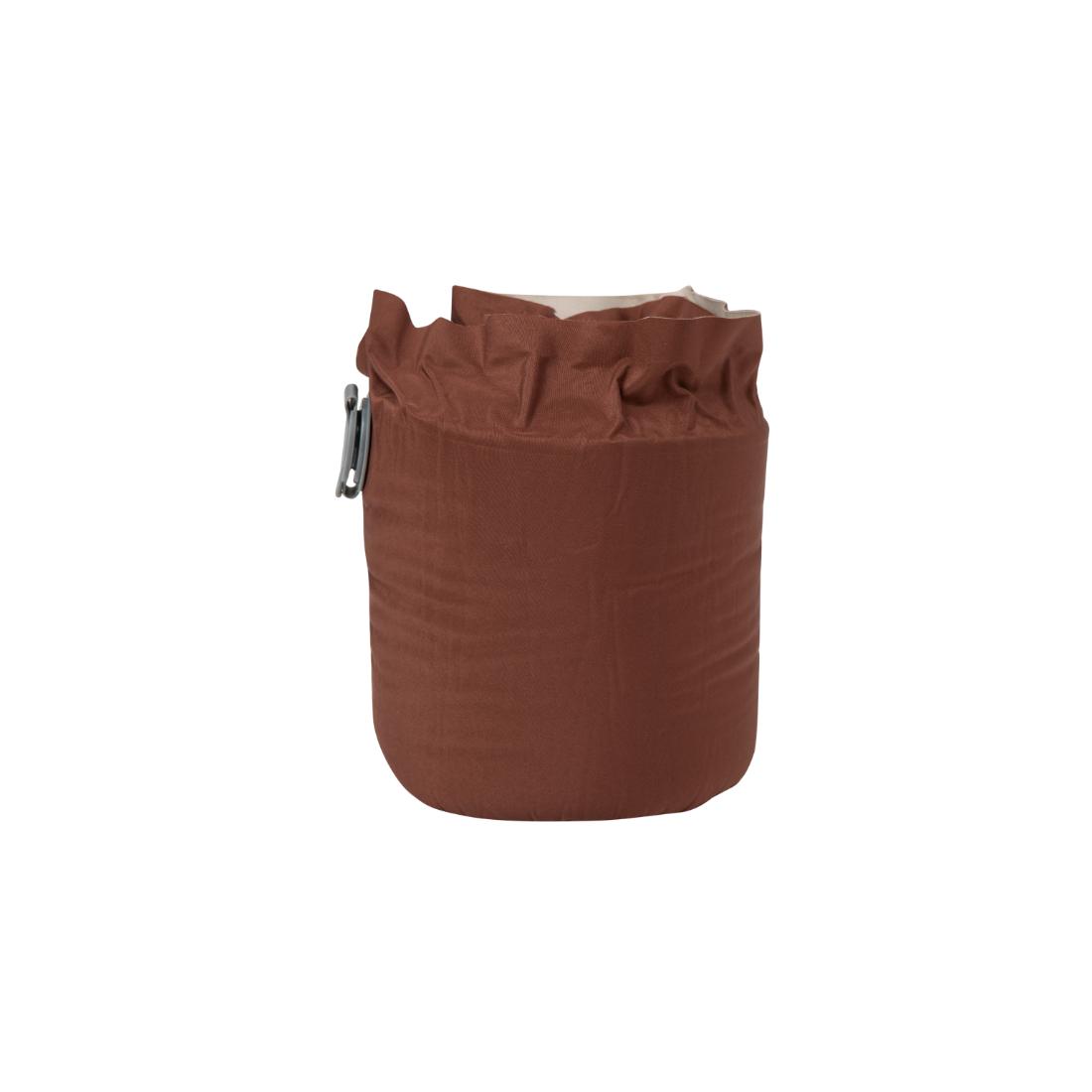 כרית השינה Aztec Deep Sleep היא נרתיק בד חום וצילינדרי עם חלק עליון מקומט ואטב מתכת קטן, הדומה לכרית שינה קומפקטית, המוצגת על רקע לבן חלק.