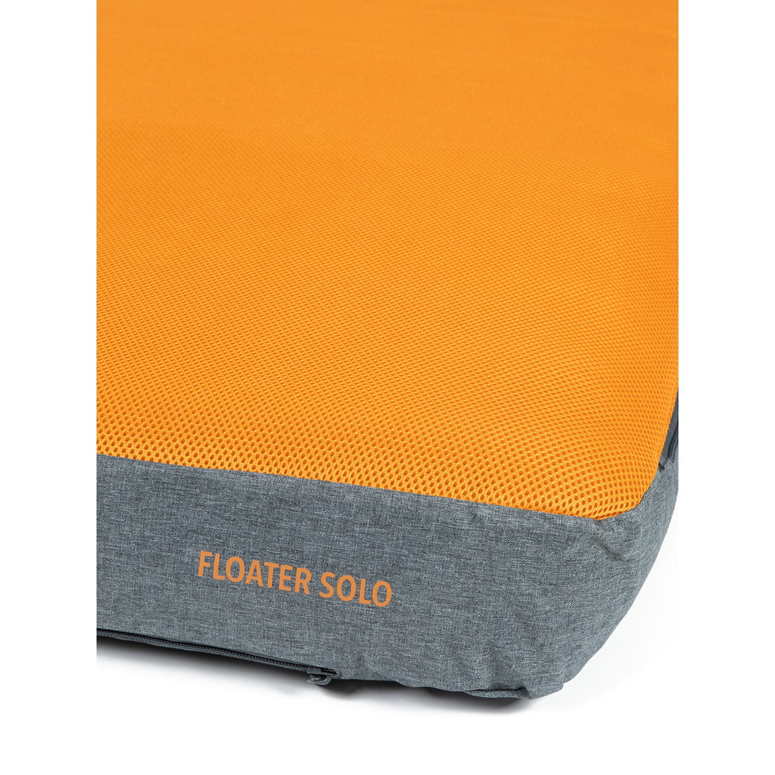תקריב של ה-Floater Solo מבית Aztec מציג את המזרן הכתום והאפור שלו, עם הכיתוב "FLOATER SOLO" על הדופן הצדדית, המדגיש את העיצוב הייחודי של דגם SOLO.