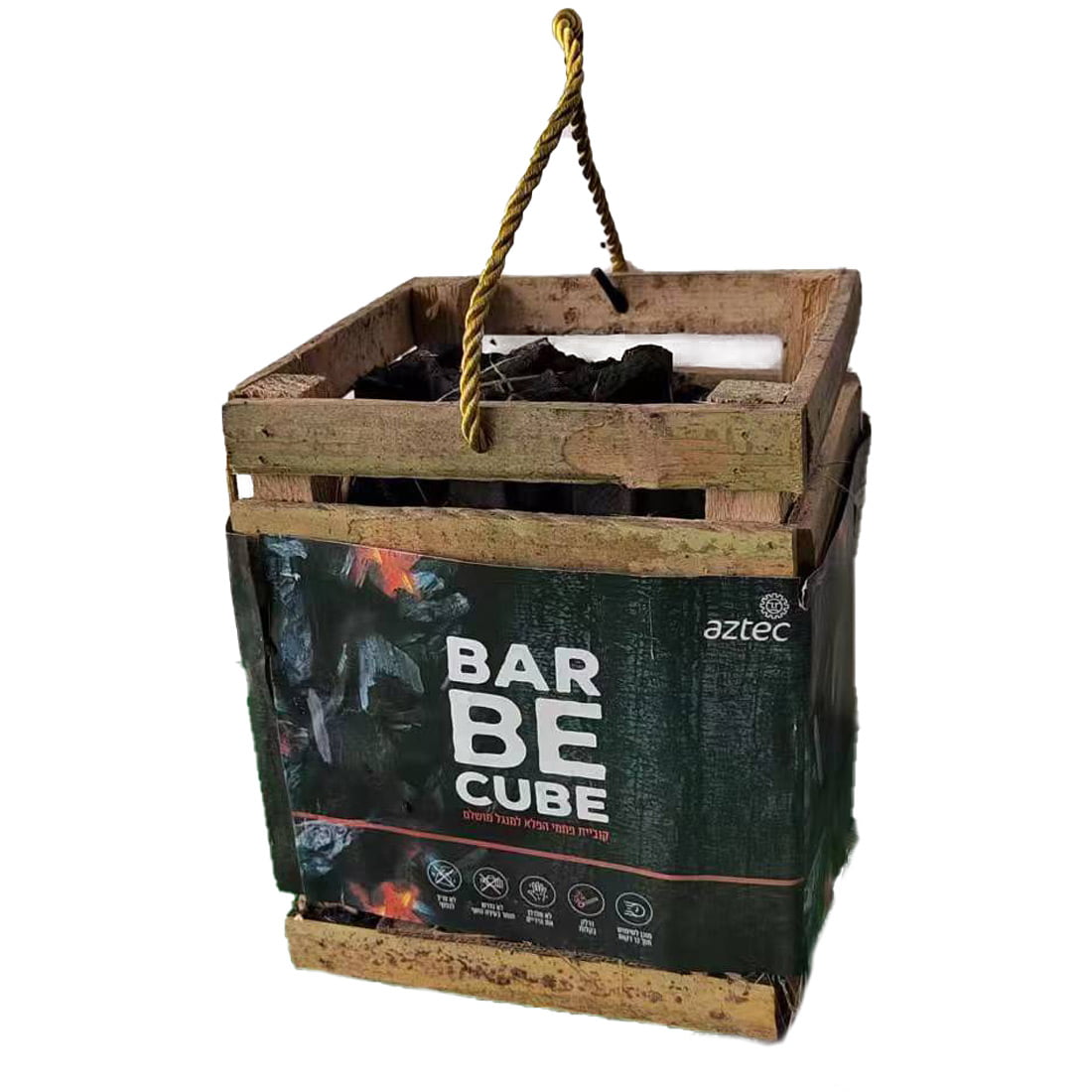 ה-Aztec Barbecube 2 ק"ג מגיע בארגז עץ כפרי עם ידית חבל חזקה ולוגו Aztec בחזיתו — אידיאלי לאחסון או לנשיאה של ציוד הפחם הדרוש למנגל.