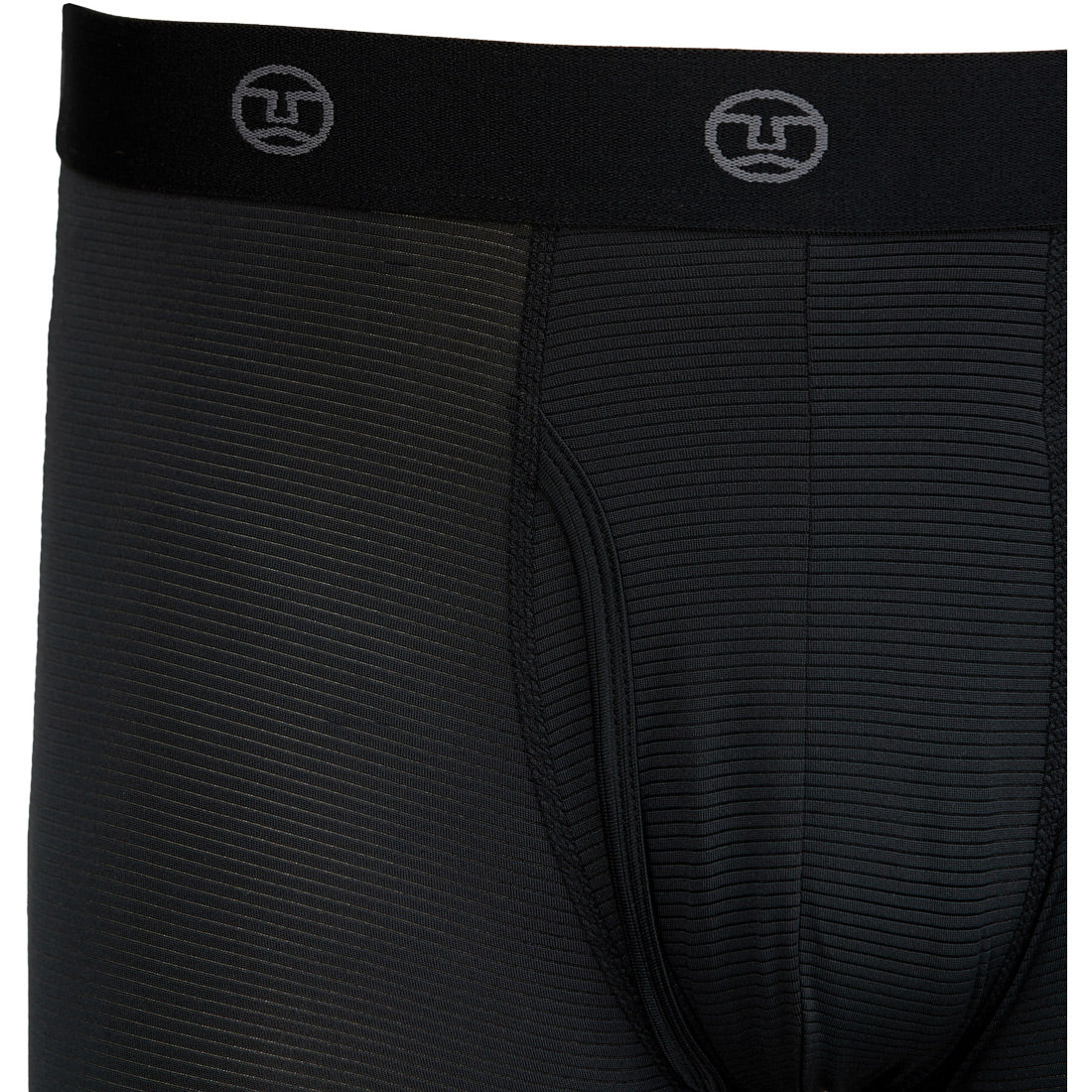 תקריב של תחתוני Aztec Wicking Underwear II, מארז של 2 יחידות בצבע שחור, הכוללים בד מחוספס המנדף זיעה, כיס קדמי צמוד וחגורה שחורה עם דפוס לוגו עגול קטן בצבע אפור.