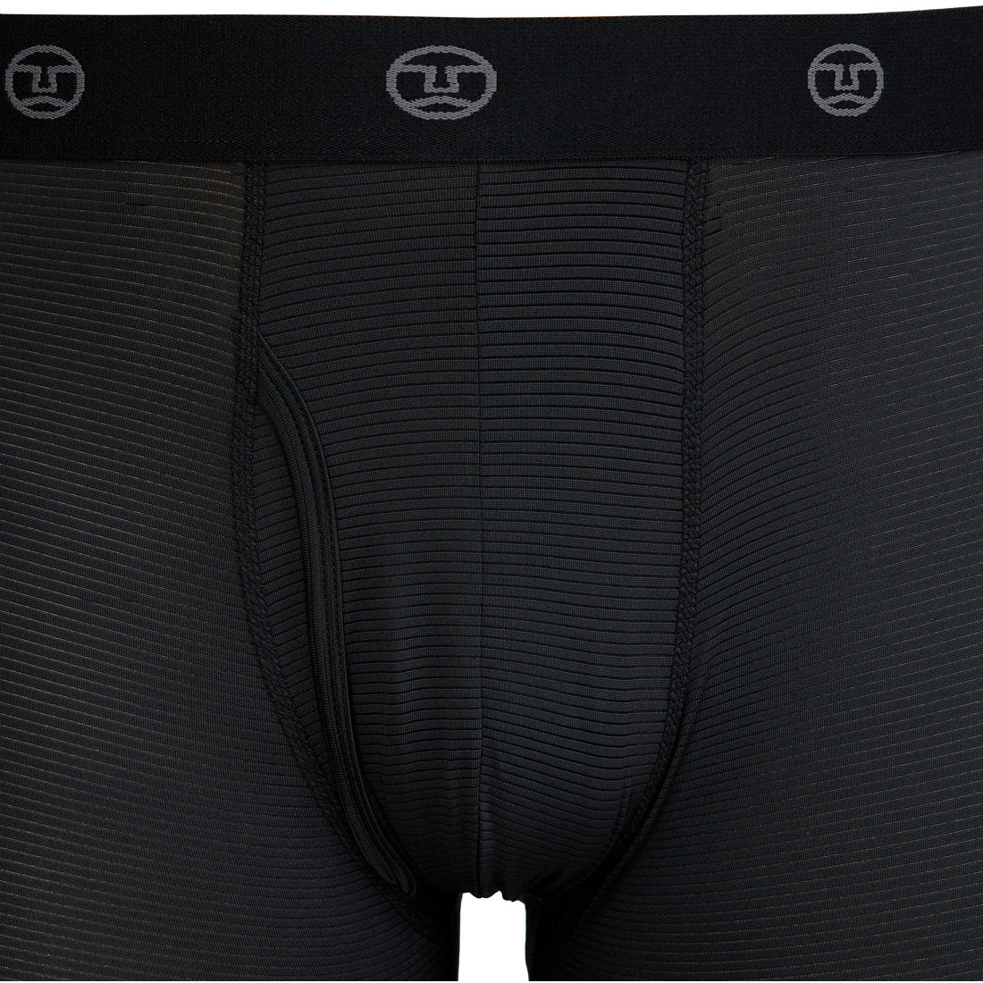 תקריב של תחתוני Aztec Wicking Underwear II, מארז של 2: תחתוני גברים שחורים ומחוספסים מבד המנדף לחות, עם פתח קדמי גלוי וחגורה שחורה עם דפוס לוגו מעגלי חוזר.