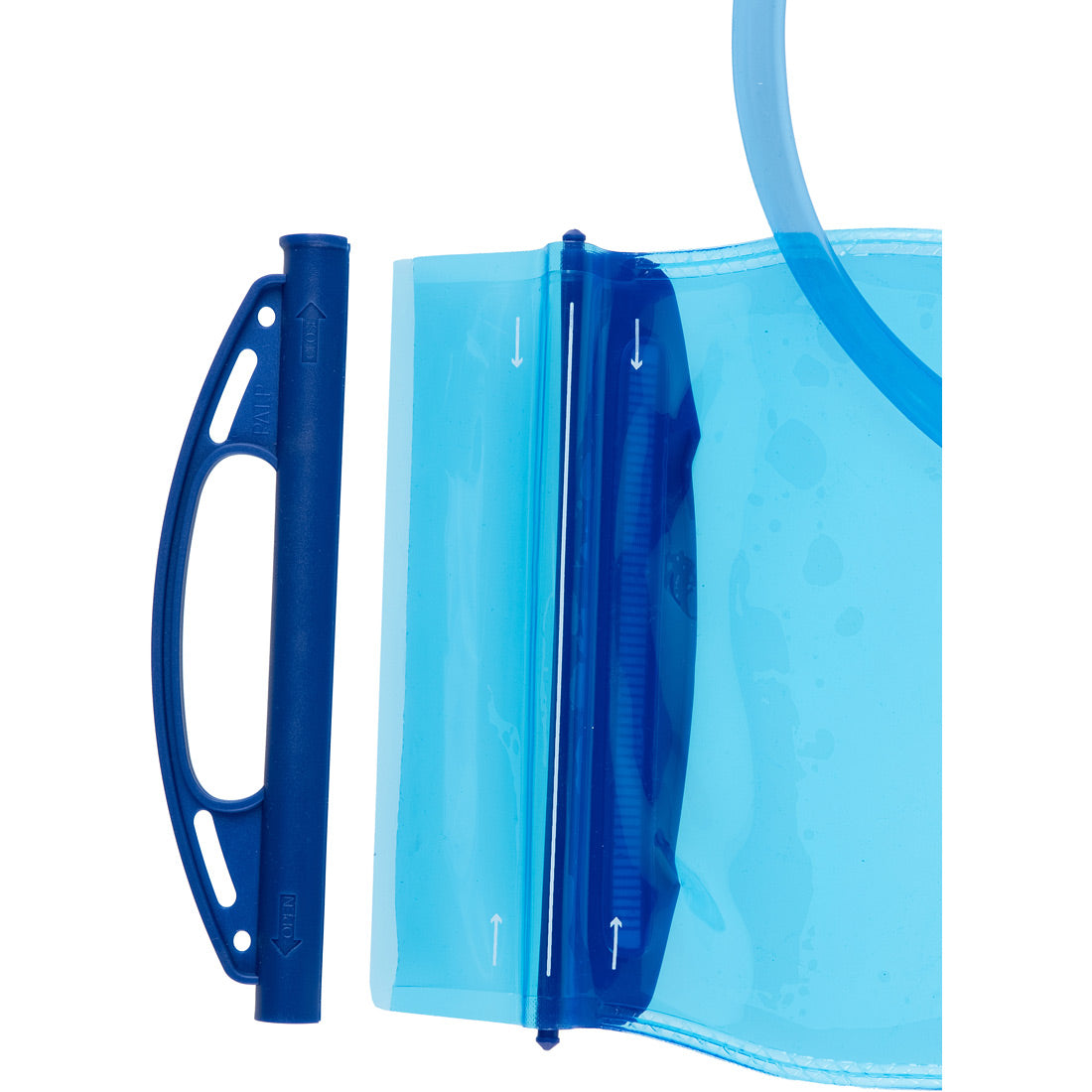תקריב של תיק השתייה Aztec Hydro Pack III בנפח 3 ליטר, עם ידית כחולה ומוט איטום לצדו על רקע לבן. החצים הלבנים על התיק מראים כיצד להכניס את מוט האיטום.