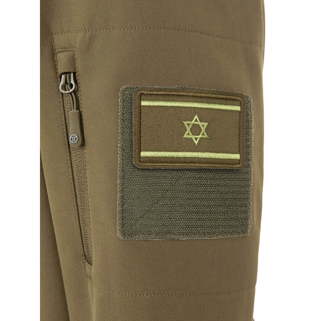 תקריב של ה-Bubblegum IV M מבית Aztec: כיס מבד חום עם רוכסן ותווית המציגה מגן דוד צהוב עם קווי מתאר ירוקים על רקע חום תואם, ועליה הכיתוב "IV" באותיות קטנות.