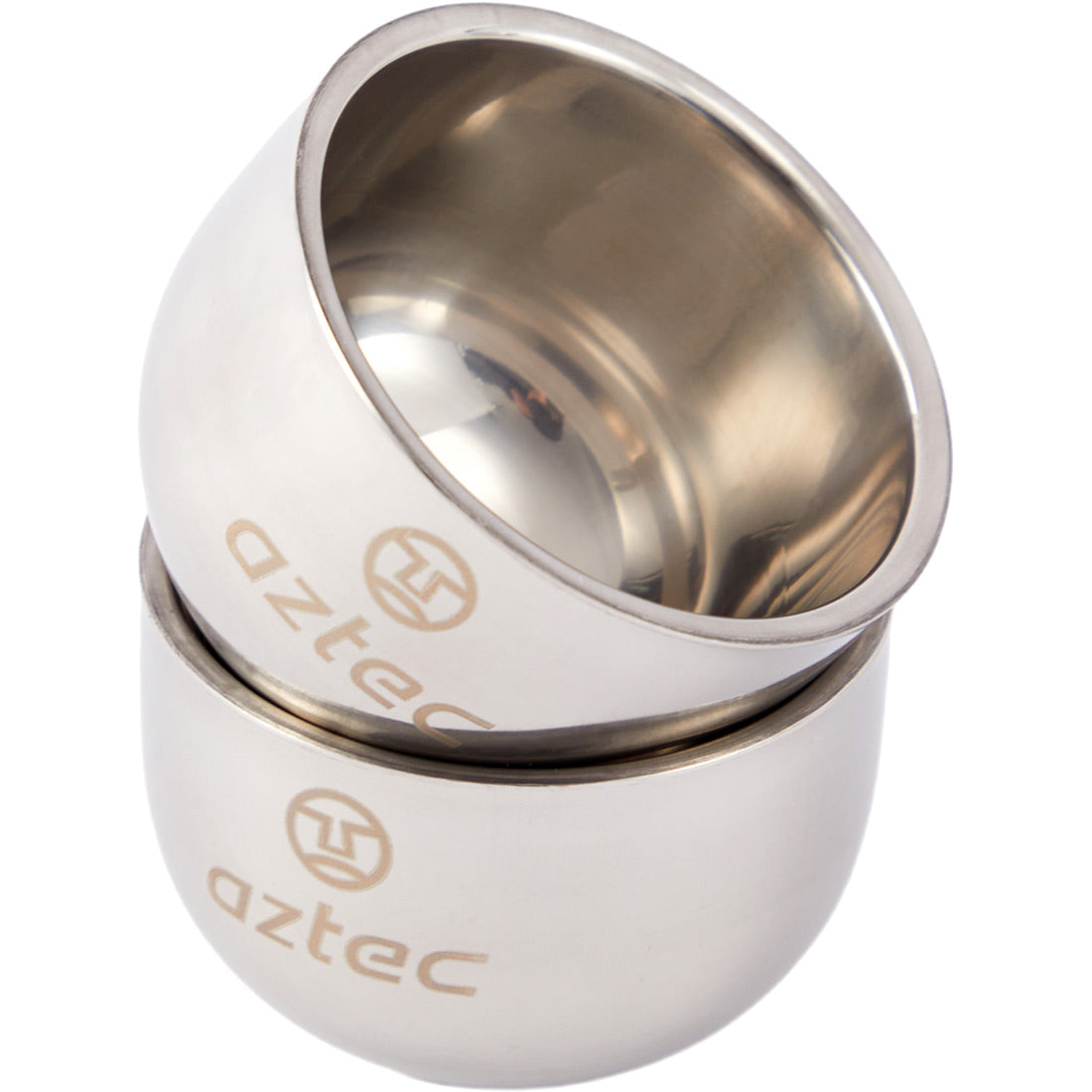שתי כוסות קפה Aztec Coffee Cup II 120 S/S מבריקות מנירוסטה, כל אחת עם לוגו עגול, מוערמות זו על גבי זו — מושלמות להפסקת הקפה הבאה שלכם או כחלק ממארז נוח של 4 יחידות.