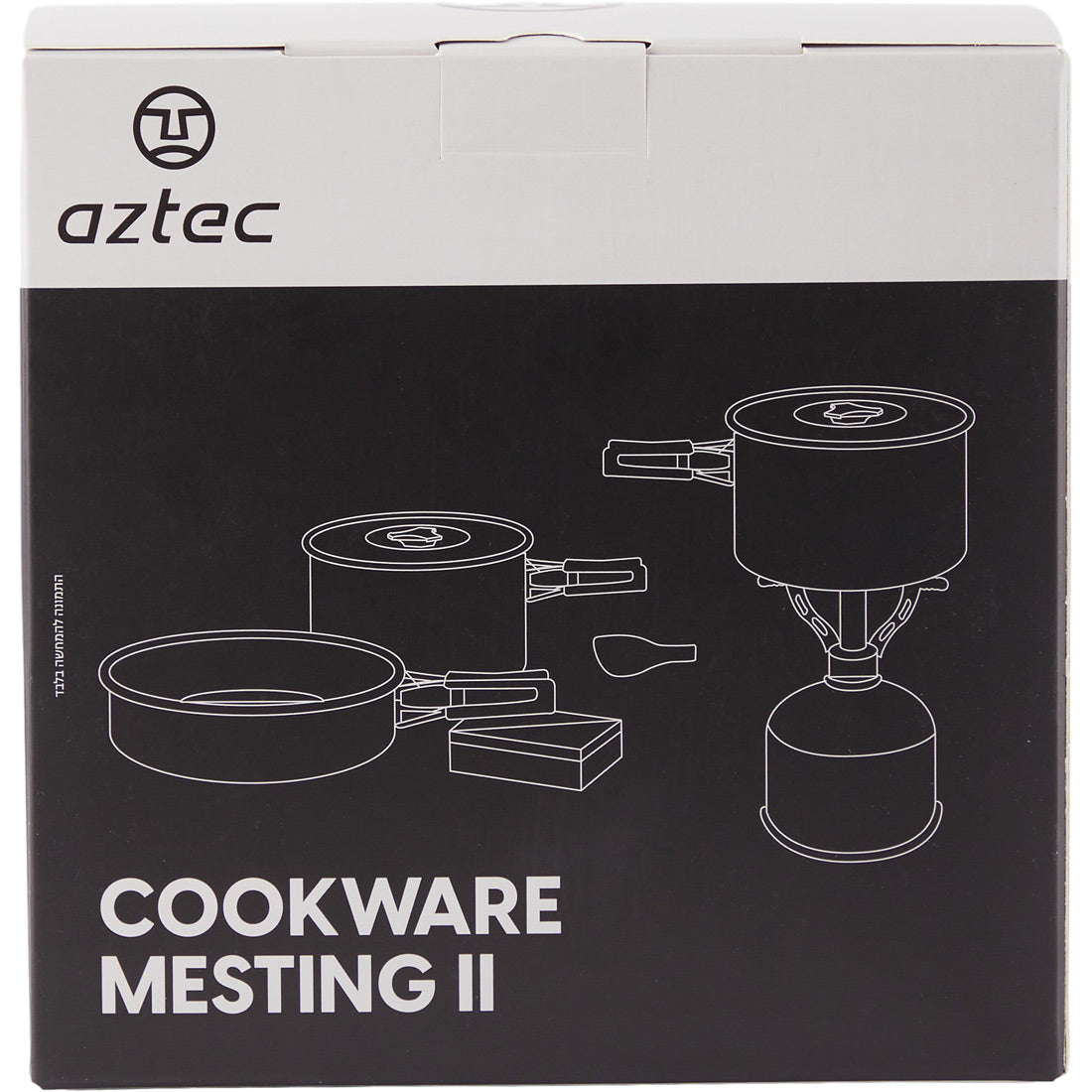 על קופסה בשחור-לבן הנושאת את הכיתוב "Aztec Mesting Cookware II" מופיעים איורים של כלי בישול לקמפינג — סירים, מחבת, מכסה, מלקחיים ותנור נייד — המתאימים באופן מושלם לכל צרכי הבישול שלכם בטבע.