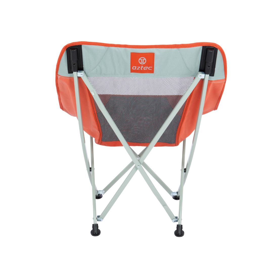 כיסא הקמפינג Aztec Solarix Eco II בעל מסגרת מתכת מצופה בבד בצבעים כתום ואפור, עם משענת גב מרשת ולוגו Aztec על משענת הגב. בתמונה: הכיסא במצב מקופל, צולם מאחור על רקע לבן.