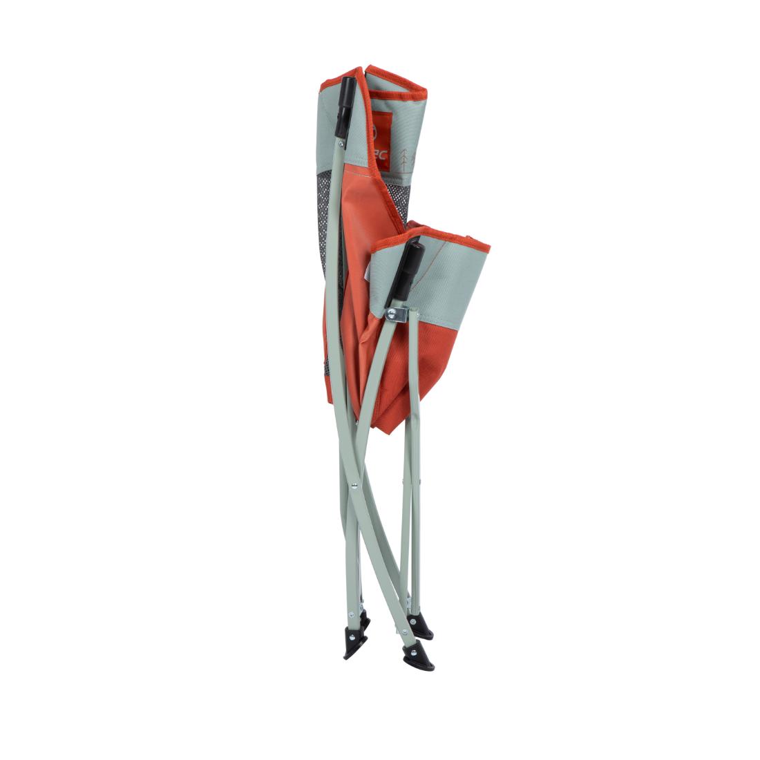 ה-Aztec Solarix Eco II הוא כיסא מתקפל לשימוש בחוץ, עם בד אדום ורגלי מתכת כסופות, המוצג במצב מקופל חלקית, כשהוא עומד זקוף על רקע לבן.