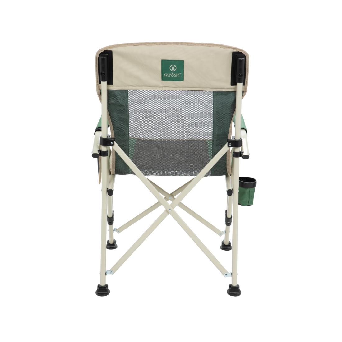 כיסא מתקפל Aztec Royal Camper II Eco בצבע בז'-ירוק, עם משענת רשת, מחזיק כוסות בזרוע הימנית ולוגו "aztec" בחלקו האחורי — תוספת חיונית לציוד הקמפינג שלכם.
