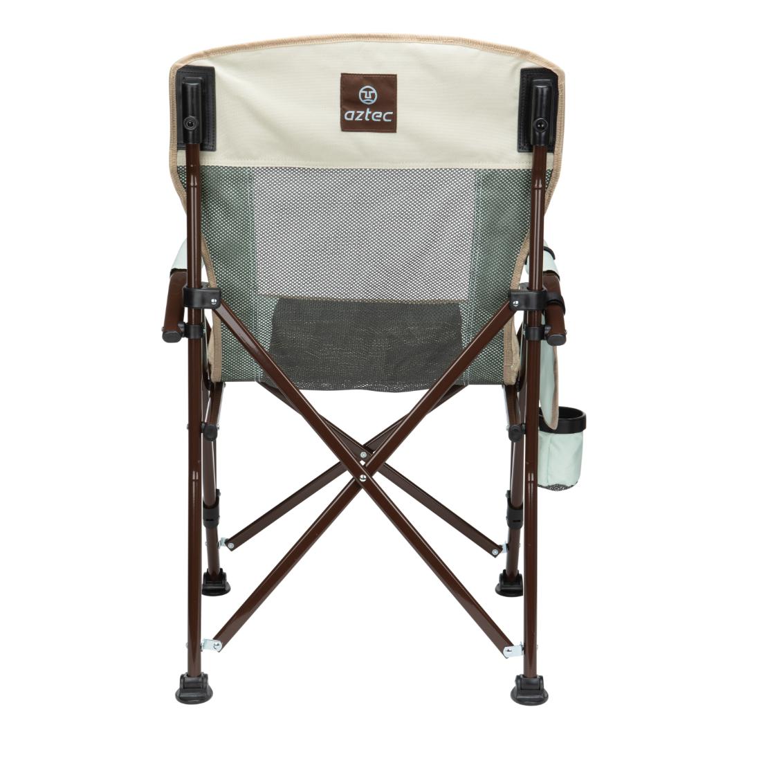 הכיסא המתקפל Aztec Royal Camper II Eco, המוצג כאן מאחור, כולל רגלי מתכת חומות, בד בצבע בז', משענת גב מרשת עם לוגו Aztec בולט לעין, ומחזיק כוסות בזרוע הימנית.