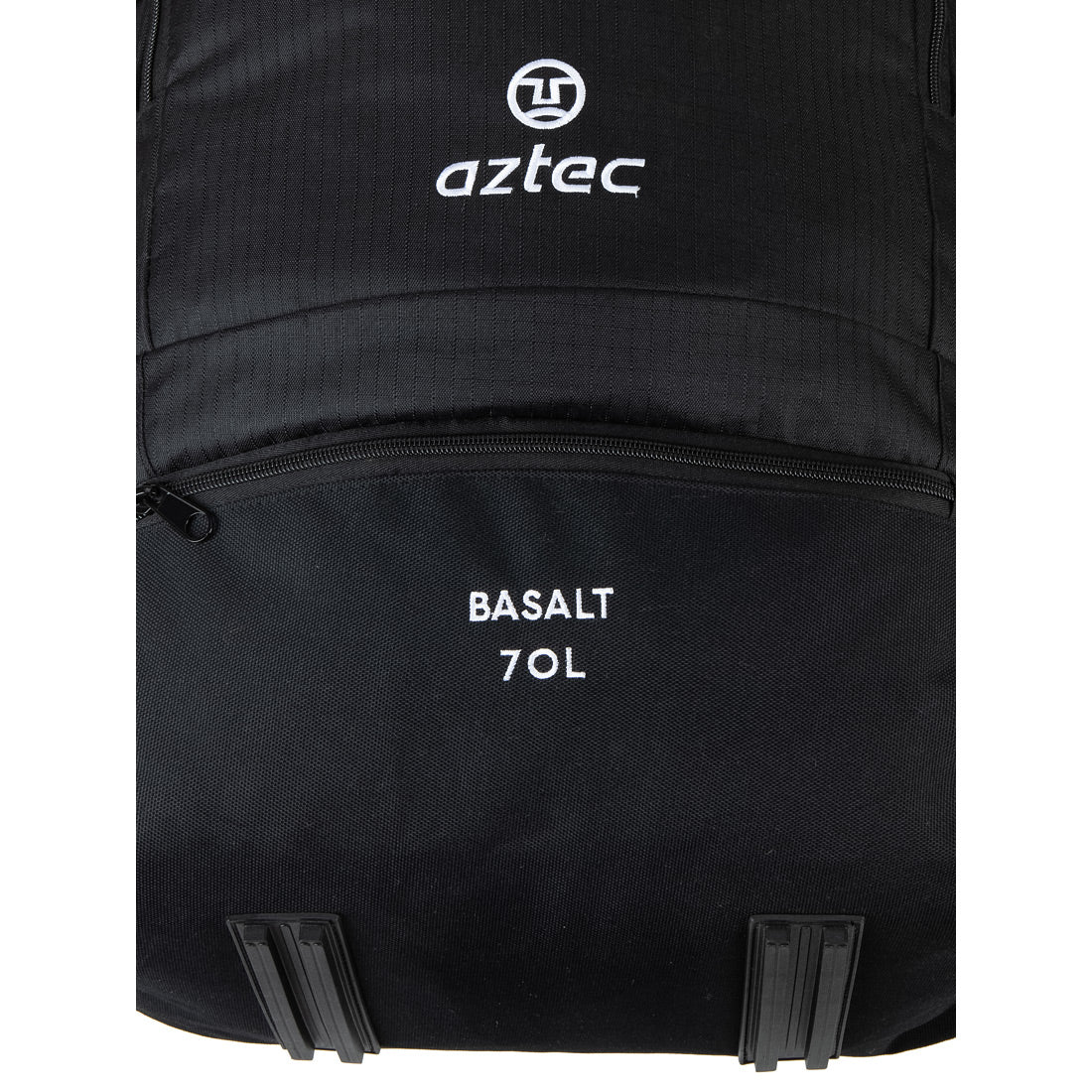 תקריב של תרמיל Aztec Basalt 70L עם הכיתוב "Aztec" ו-"Basalt 70L" מודפס בלבן בחזית. הבד מעוטר בדוגמת רשת עדינה, המתאימה במיוחד לשימוש בשטח, ובתחתיתו נראות שתי רצועות עם אבזמים שחורים.