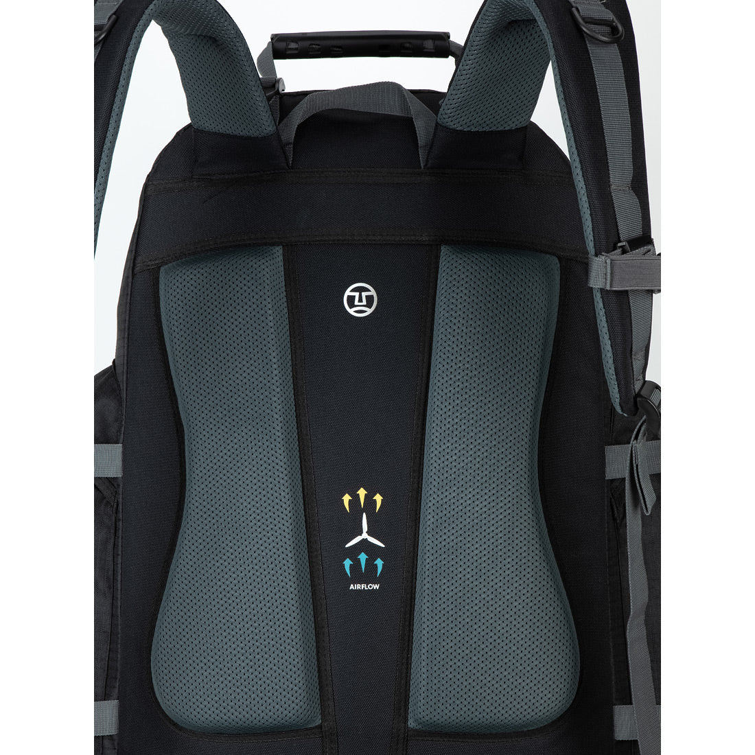 תקריב של לוח הגב של תרמיל Aztec Basalt 90L, המציג רשת מרופדת ומאווררת וחצי זרימת אוויר — המדגישים את עיצוב האוורור שלו, המאפשר שימוש נוח בפעילויות בחוץ.