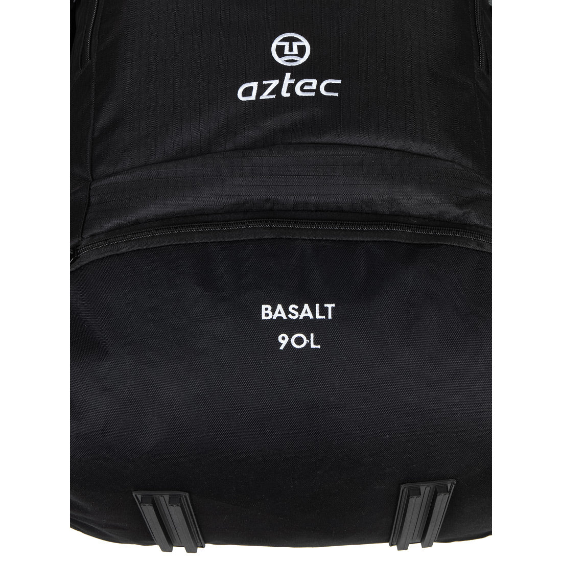 תקריב של תרמיל ה-Aztec Basalt 90L השחור, עם הכיתוב "aztec" בלבן בולט בחלקו העליון ו-"BASALT 90L" בחלקו התחתון, המציג את ציוד הטיולים המרווח הזה בנפח 90 ליטר.