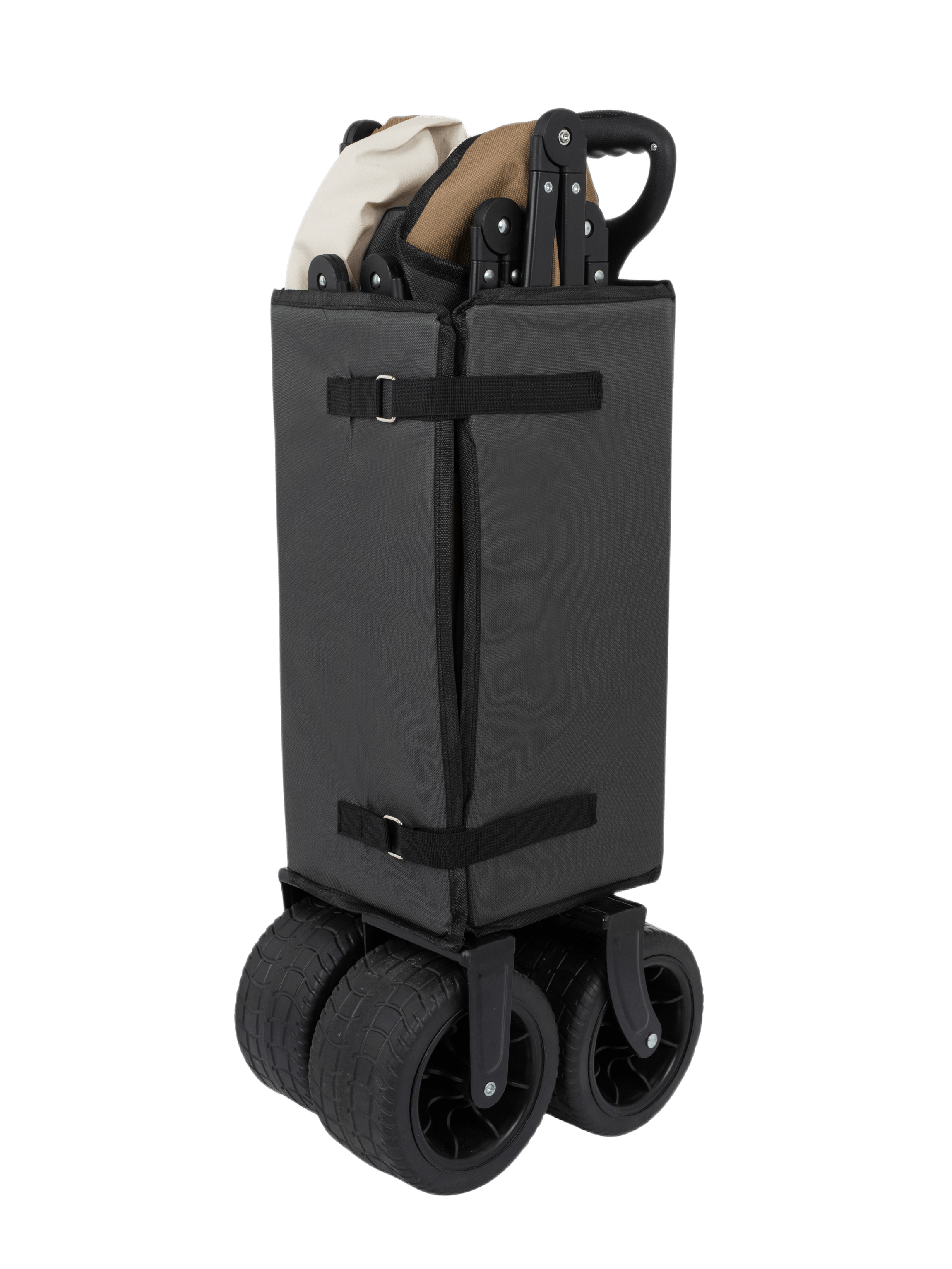 עגלת תינוק שחורה מקופלת מדגם Aztec Imperial Cart, בעלת ארבעה גלגלים גדולים, ניצבת זקופה על רקע לבן, כשהיא עטופה בחלקה בתוך תיק נשיאה מלבני מבד שחור עם ידיות.