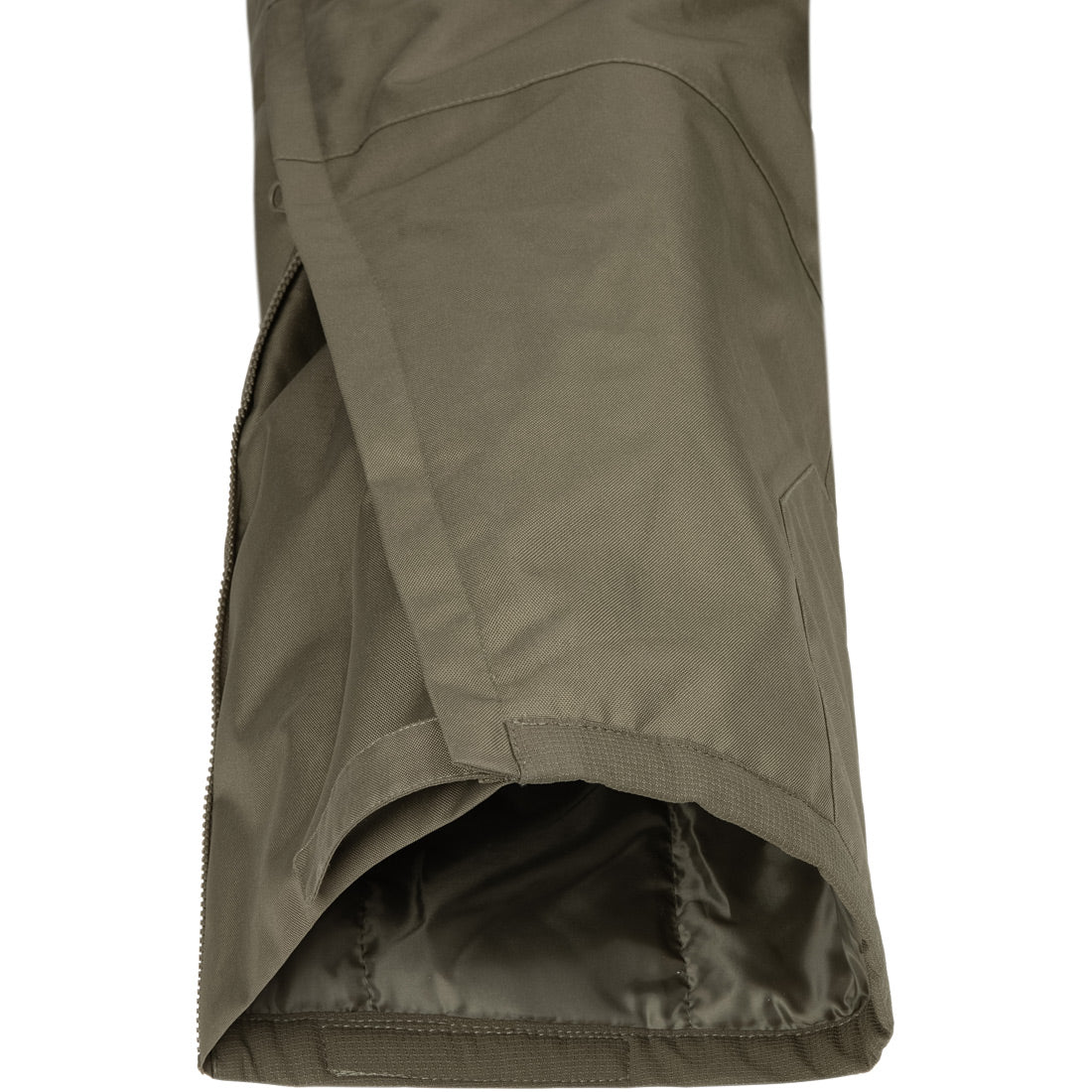 תקריב של שולי השרוול בחליפת העבודה Aztec Cyclone II בצבע ירוק זית, המציג את מרקם הבד, רוכסן פתוח חלקית ובטנה פנימית — המדגישים את איכותה ואת ההגנה שמספקת חליפת העבודה הזו.