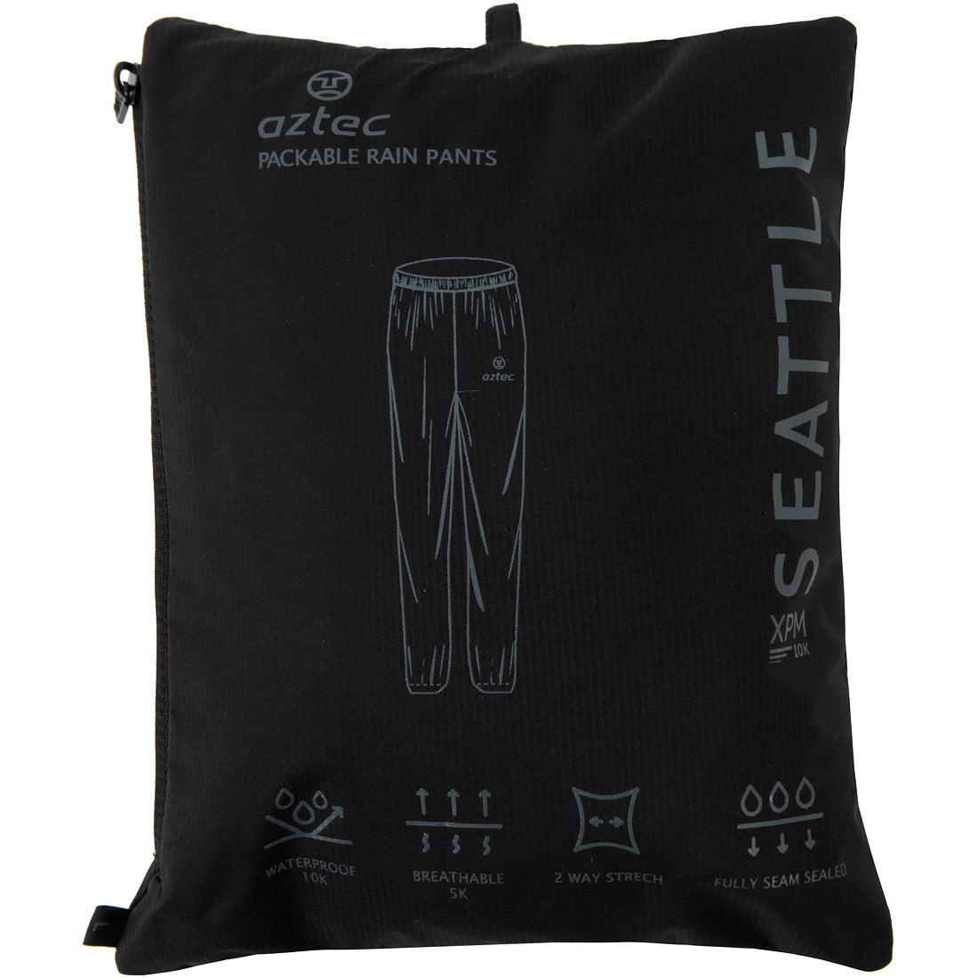 על תיק שחור שעליו כתוב "Aztec Seattle Rain Pant" מופיעה איור של מכנסיים, סמלים המציינים תכונות של עמידות למים, אוורור, גמישות ותפרים אטומים לחלוטין, וכן הכיתוב "SEATTLE" המודפס אנכית בצד ימין.