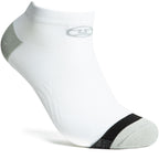 ה-Aztec Onyx Low Cut III הוא גרביים קצרים בצבע לבן עם עקב וקצה אפור, פס שחור בקצה, ולוגו עדין בצד. הגרביים מוצגים על כף רגל בלתי נראית, ונראים מבודדים על רקע לבן.
