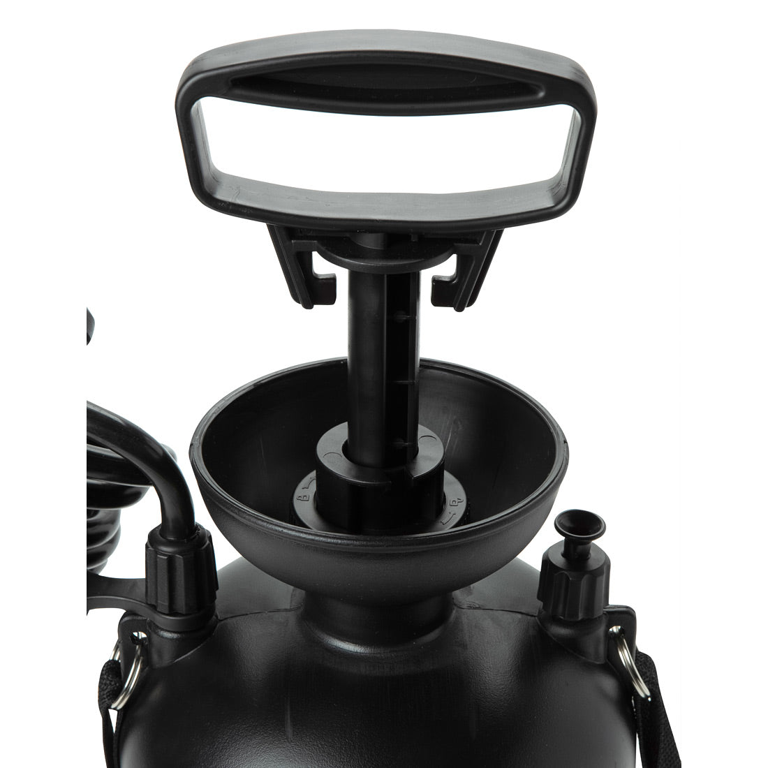 תקריב של מרסס ידני Aztec Nimbus Rain Maker בנפח 5 ליטר בצבע שחור, הכולל ידית רחבה, משפך מילוי פתוח ופייה למילוי וריסוס נוזלים בקלות — אידיאלי למגוון שימושים.