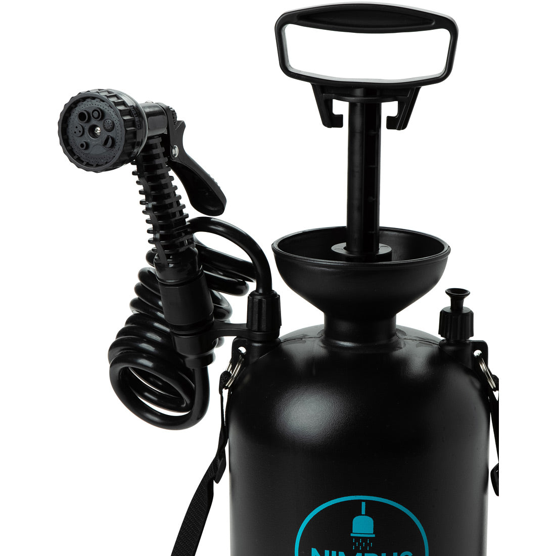 תקריב של מרסס המשאבה Aztec Nimbus Rain Maker בנפח 5 ליטר בצבע שחור, המציג את הצינור הסליל ואת פיית הריסוס בצד, ידית רחבה ופתח עליון בצורת משפך.