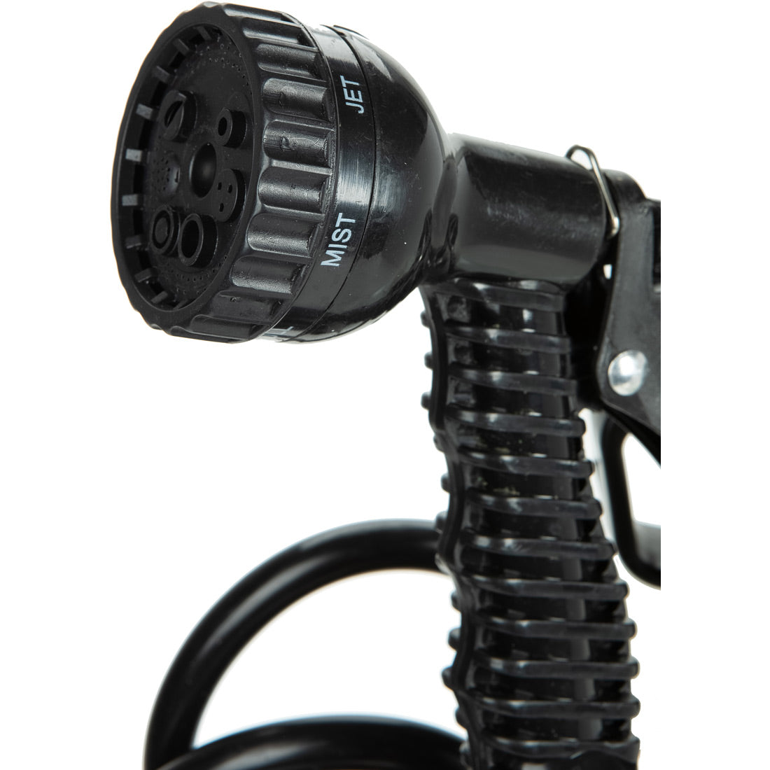 תקריב של פיית צינור הגינה Aztec Nimbus Rain Maker בנפח 5 ליטר בצבע שחור, הכוללת ידית מחורצת ובורר התזה מתכוונן עם הכיתובים JET ו-MIST. ברקע נראה צינור ה-Nimbus מגולגל.