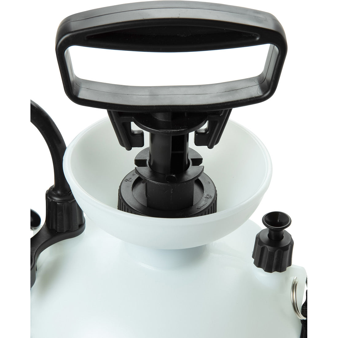 תקריב של ה-Aztec Nimbus Rain Maker 8L: מרסס פלסטיק לבן עם ידית שחורה גדולה, פתח רחב דמוי משפך וזרבובית צדדית מכוסה.
