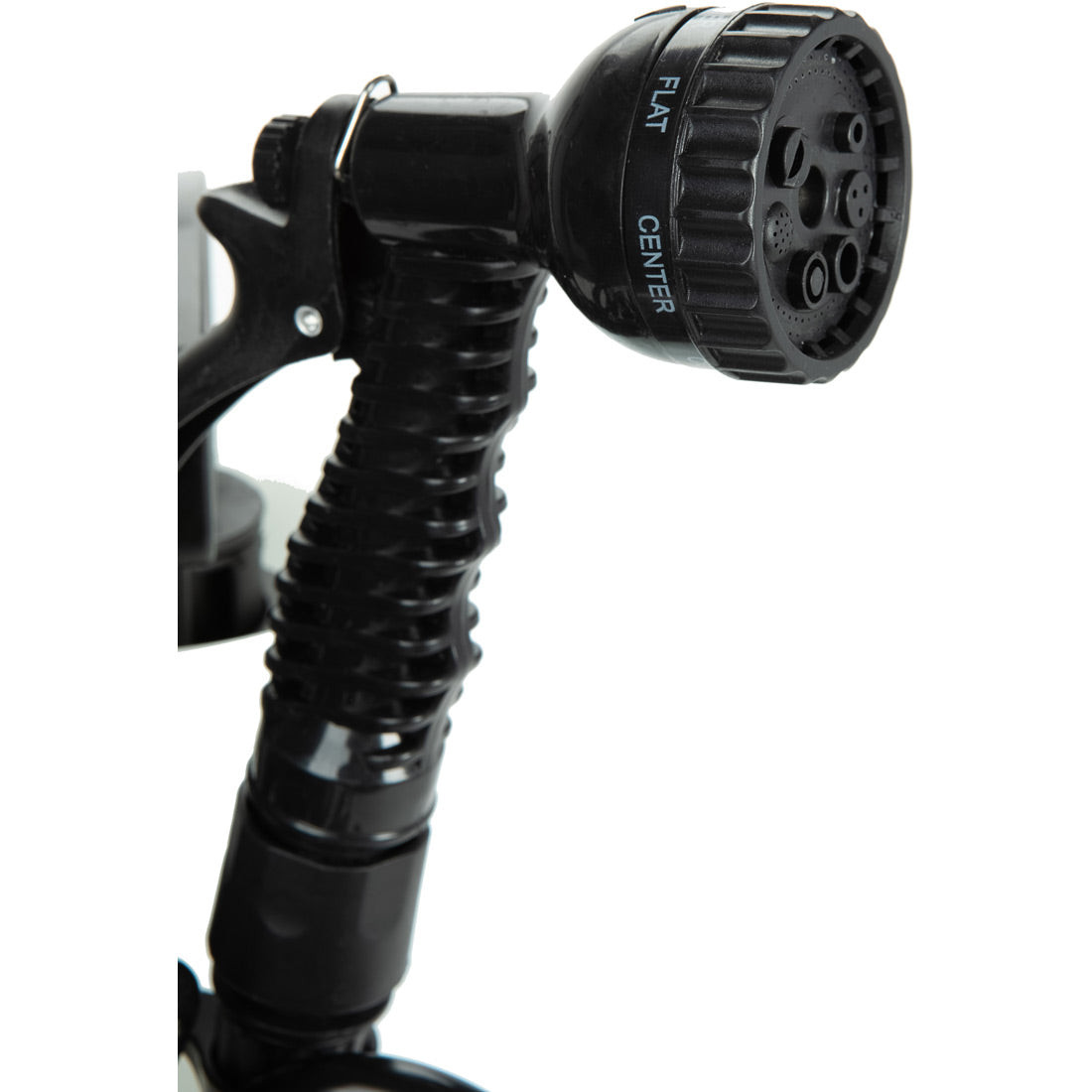 תקריב של Aztec Nimbus Rain Maker 8L, זרבובית לצינור גינה בצבע שחור עם הגדרות התזה מתכווננות, הכוללת את האפשרויות "FLAT" ו-"CENTER" על החוגה. בתמונה נראים גם הצינור הגמיש באורך 8 מטר והידית, המושלמים להשקיית הגינה שלכם.