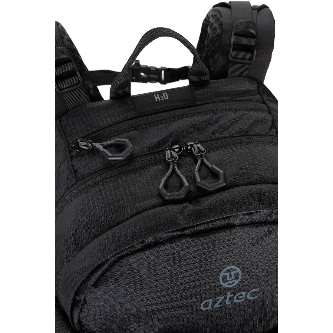תקריב של תרמיל Aztec Aruba 13.5 ליטר בצבע שחור, הכולל תאים עם רוכסן, רצועות כתפיים מרופדות עם אבזם לחזה, תווית ליציאת צינור שתייה, ולוגו Aztec על הכיס הקדמי.