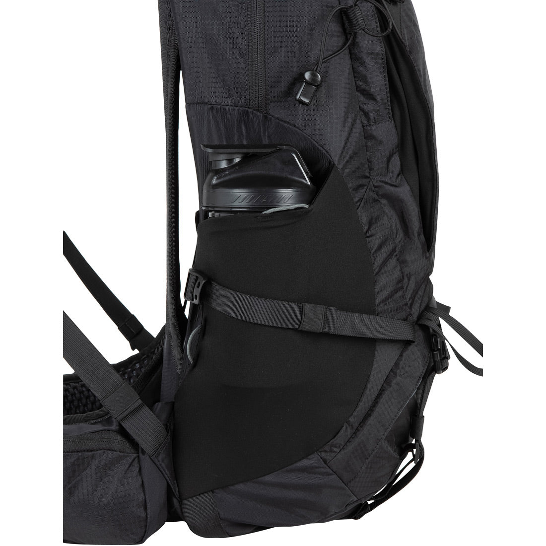 תקריב של תיק הגב השחור Aztec Aruba 35L, הכולל כיס צדדי לבקבוק מים. התיק מצויד ברצועות מתכווננות ובבד עמיד, ומשלב תכונות שימושיות עם עיצוב מסוגנן — אידיאלי לפעילויות בחוץ.