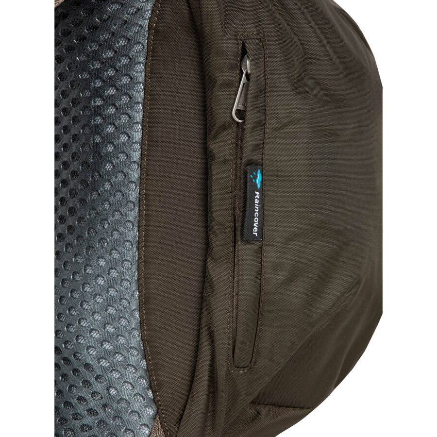 תקריב של תרמיל חום מדגם Aztec Aruba 35L, המציג כיס עם רוכסן ועליו תווית "Raincover", וכן פאנל גב מרופד בצבע אפור ומרקם.