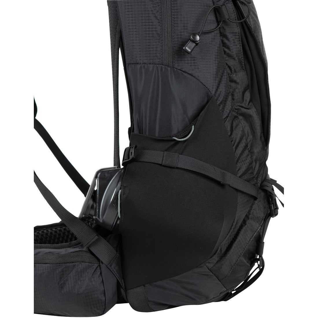 תמונת תקריב של תיק הגב Aztec Aruba 45L, המציגה את חגורת המותניים המרופדת, הרצועות המתכווננות ולוח הגב, כדי להדגיש את העיצוב הארגונומי ואת המבנה התומך שלו.