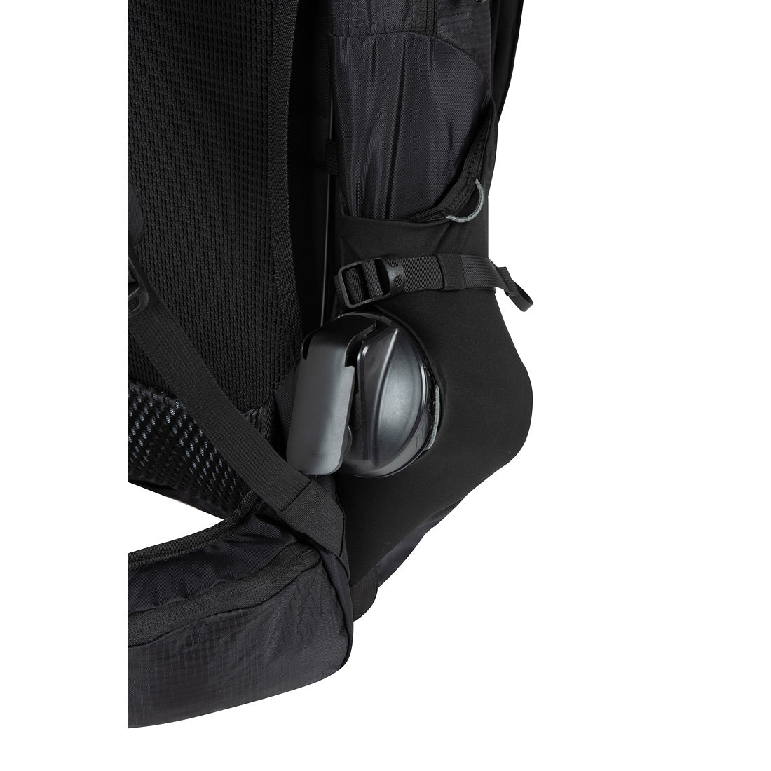 תקריב של חגורת המותניים של תרמיל Aztec Aruba 45L, המציגה כיס צדדי שבו מונחות אוזניות שחורות המכסות את האוזניים. חומרים מרופדים ורשת מספקים נוחות ותמיכה.