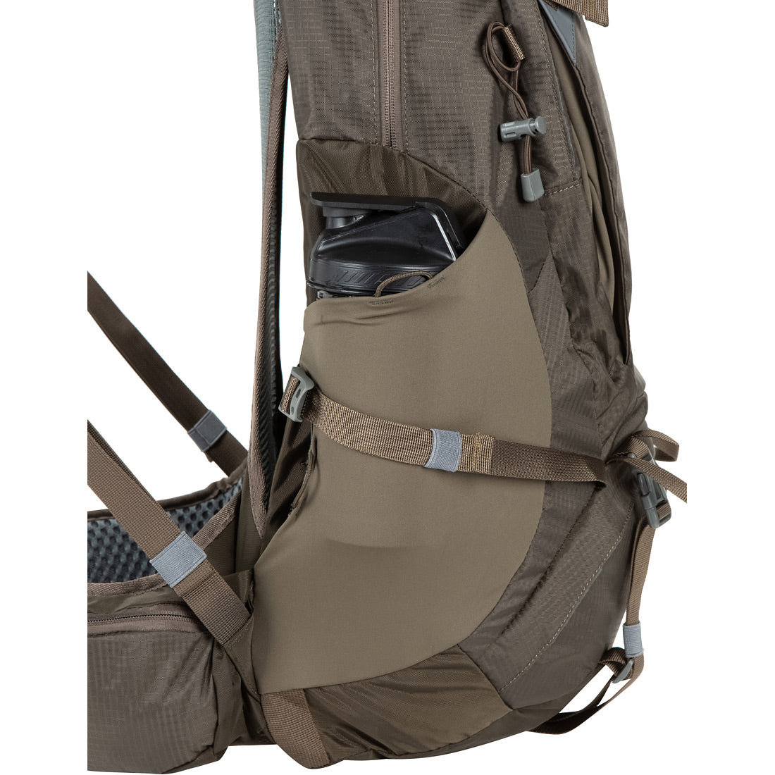 בתמונה מקרוב של תרמיל הטיולים החום Aztec Aruba 45L נראית מצלמה בכיס צדדי, המוחזקת היטב באמצעות רצועות ורוכסנים, מה שמדגיש את החומר העמיד של התרמיל ואת אפשרויות האחסון הנוחות שלו.