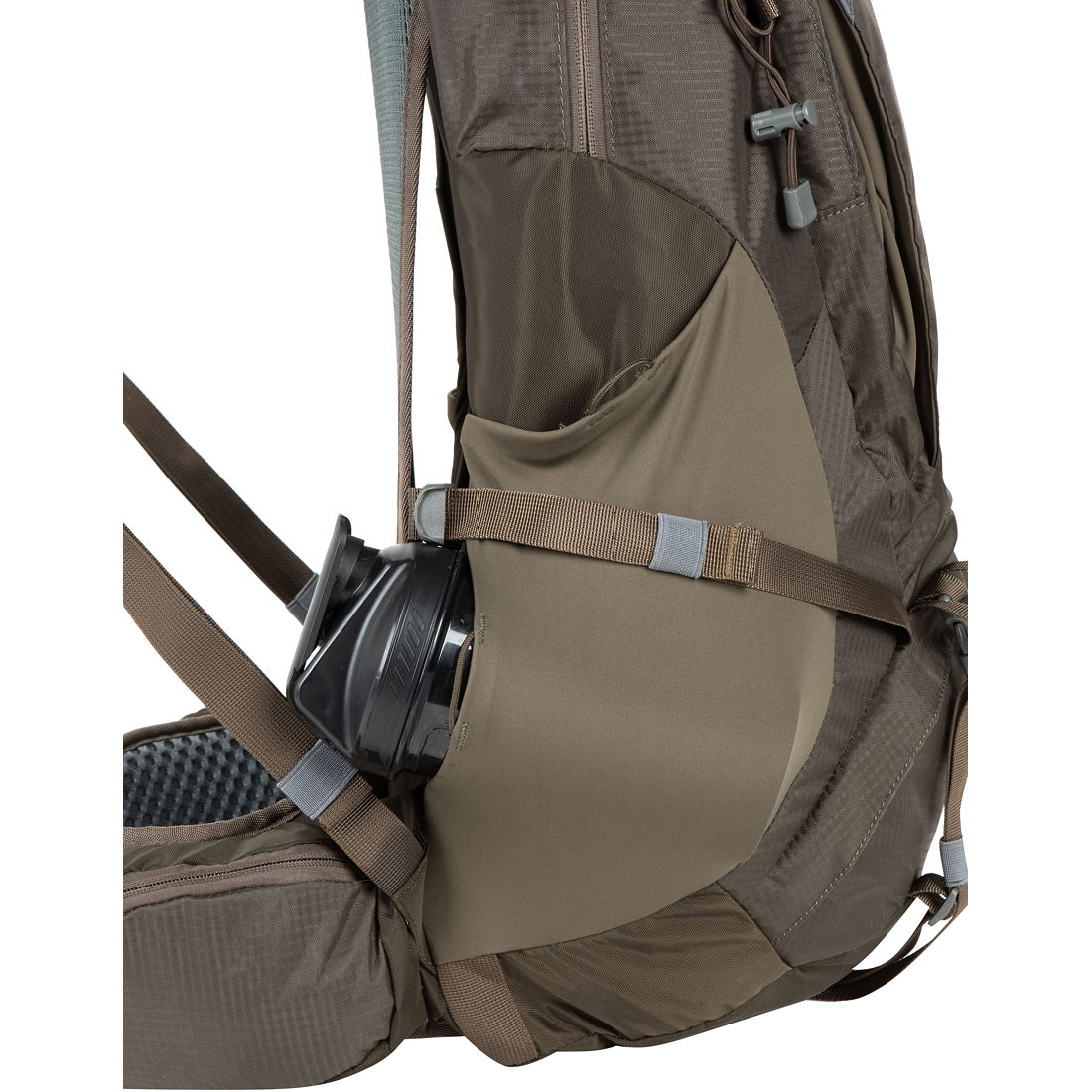 תקריב של תרמיל הטיולים Aztec Aruba 45L בצבעי חום ובז', המציג קסדת טיפוס שחורה בכיס הצדדי האלסטי, רצועות מתכווננות, רצועת כתף מרופדת ופרטי רוכסן בולטים.