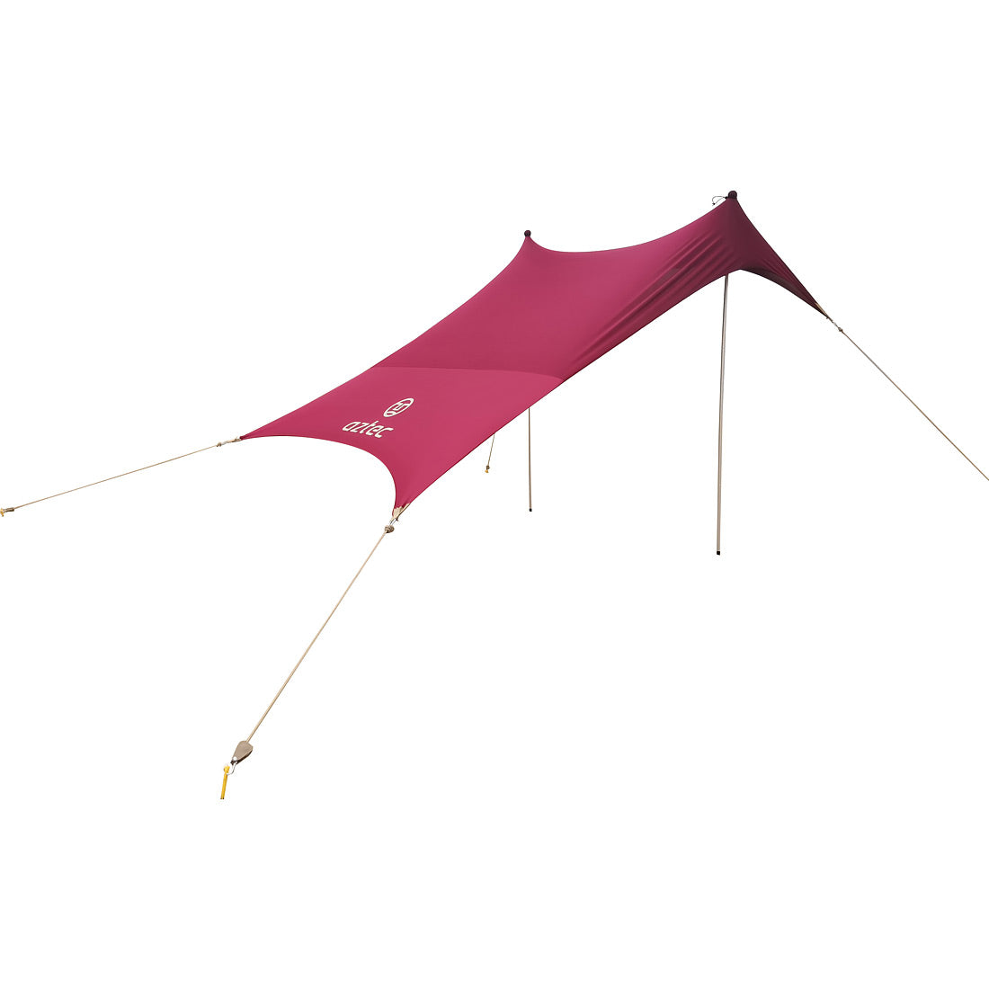 יריעת קמפינג Aztec Cabana II בגוון בורדו, המותקנת באמצעות ארבעה חבלים ומוטות, יוצרת מחסה פשוט. היריעה, הנושאת את הלוגו, מתנשאת נמוך בקצה אחד וגבוה בקצה השני — אידיאלית לשדרוג מערך האוהל שלכם לארבעה אנשים.