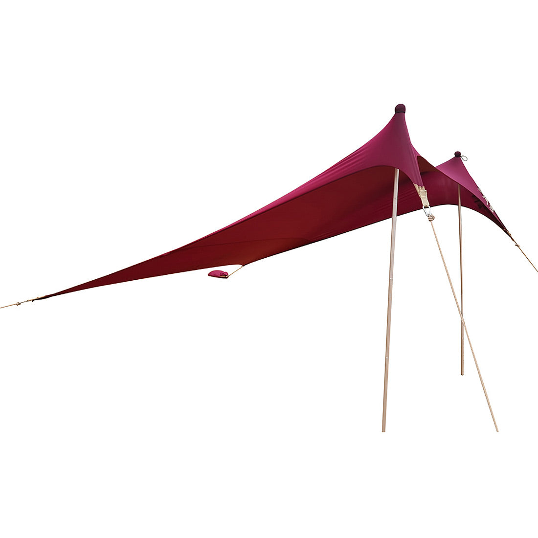 מטריית שמש משולשת בצבע בורדו, בהשראת אוהל Aztec Cabana II 4, נמתחת בין שלושה מוטות עץ, ויוצרת מחסה חיצוני אלגנטי ומודרני.
