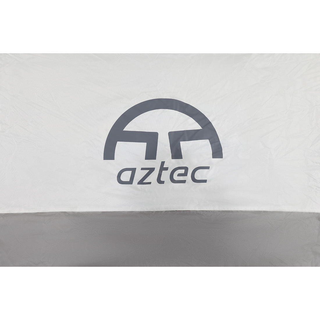 לוגו Aztec עם עיטורי Zeus 6P על רקע בד לבן ואפור.