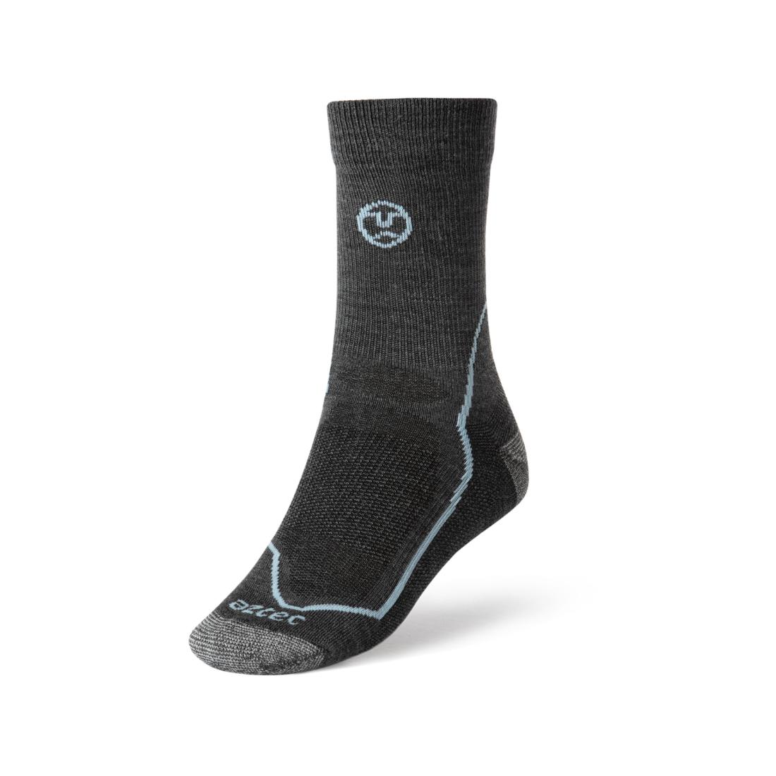 גרבי הטיולים Aztec Merino Light II מבית Aztec הם גרביים ספורטיביים בצבע אפור כהה עם נגיעות אפור בהיר ולוגו עגול קטן בחלק העליון — מעוצבים לנוחות ומוצגים על רקע לבן, אידיאליים כגרבי טיולים קלים.