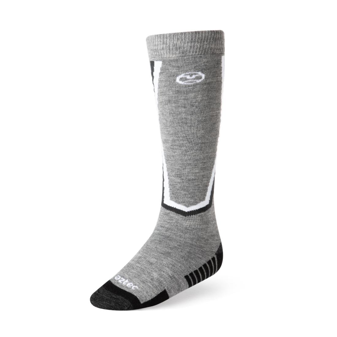 גרבי ה-Aztec Merino Ski II מבית Aztec הם גרביים אפורים המגיעים עד הברך, עם נגיעות בשחור ולבן, שולי צמה, דוגמה לבנה בחלק העליון, קצה ועקב שחורים, והכיתוב "aztec" ליד קצה הגרב — עשויים מצמר מרינו לשמירה על חום, אידיאליים לציוד סקי.
