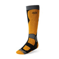 גרבי הספורט Aztec Merino Snowboard II מבית Aztec הם גרביים ספורטיביים בגובה הברך בצבעי כתום ושחור עם נגיעות אפורות, מרופדים ומחוזקים לנוחות מרבית — מושלמים לסנובורד — המוצגים בעמידה על רקע לבן.