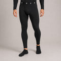 מכנסי ספורט תרמיים Black Aztec Thermo Pant III 2.0 M עם חגורה אלסטית הנושאת את לוגו המותג, כפי שנראים על אדם הלובש אותם.