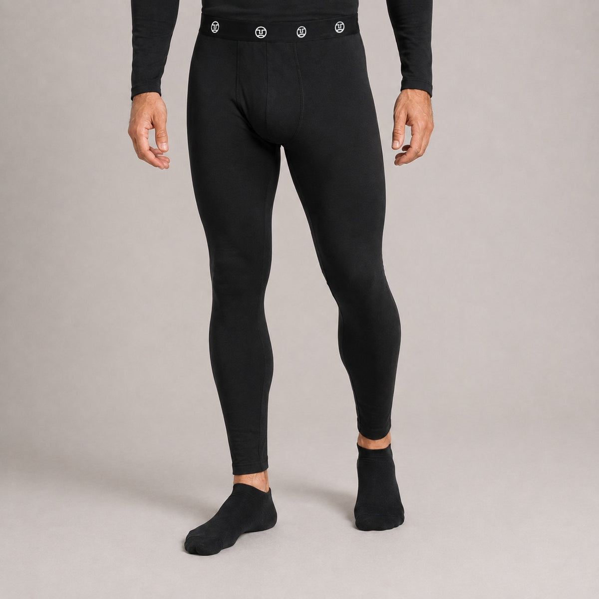 מכנסי ספורט תרמיים Black Aztec Thermo Pant III 2.0 M עם חגורה אלסטית הנושאת את לוגו המותג, כפי שנראים על אדם הלובש אותם.