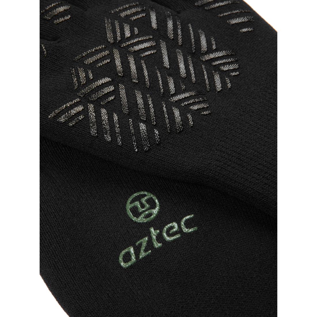 תקריב של בד כפפות Aztec Casper WP בצבע שחור, עם דוגמאות אחיזה מרקמיות דמויות גומי ורקמת "אצטק" ירוקה מתחת ללוגו עגול — חלק מקולקציית הכפפות העמידות של Aztec.