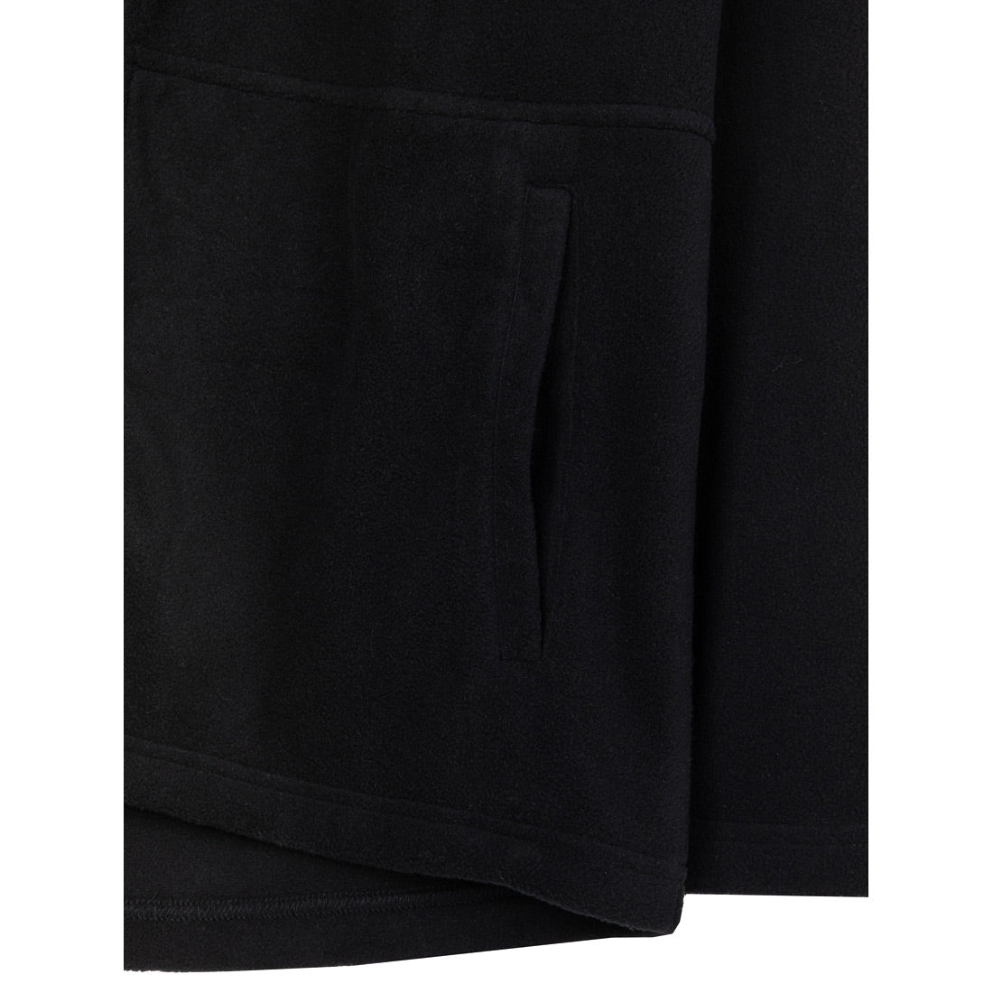 תקריב של סווטשירט Aztec Raven Full Zip בצבע שחור, המדגיש כיס צדדי מלבני עם תפר עדין. בולטים במיוחד בד הפליס הרך והעיצוב הפשוט והמינימליסטי.
