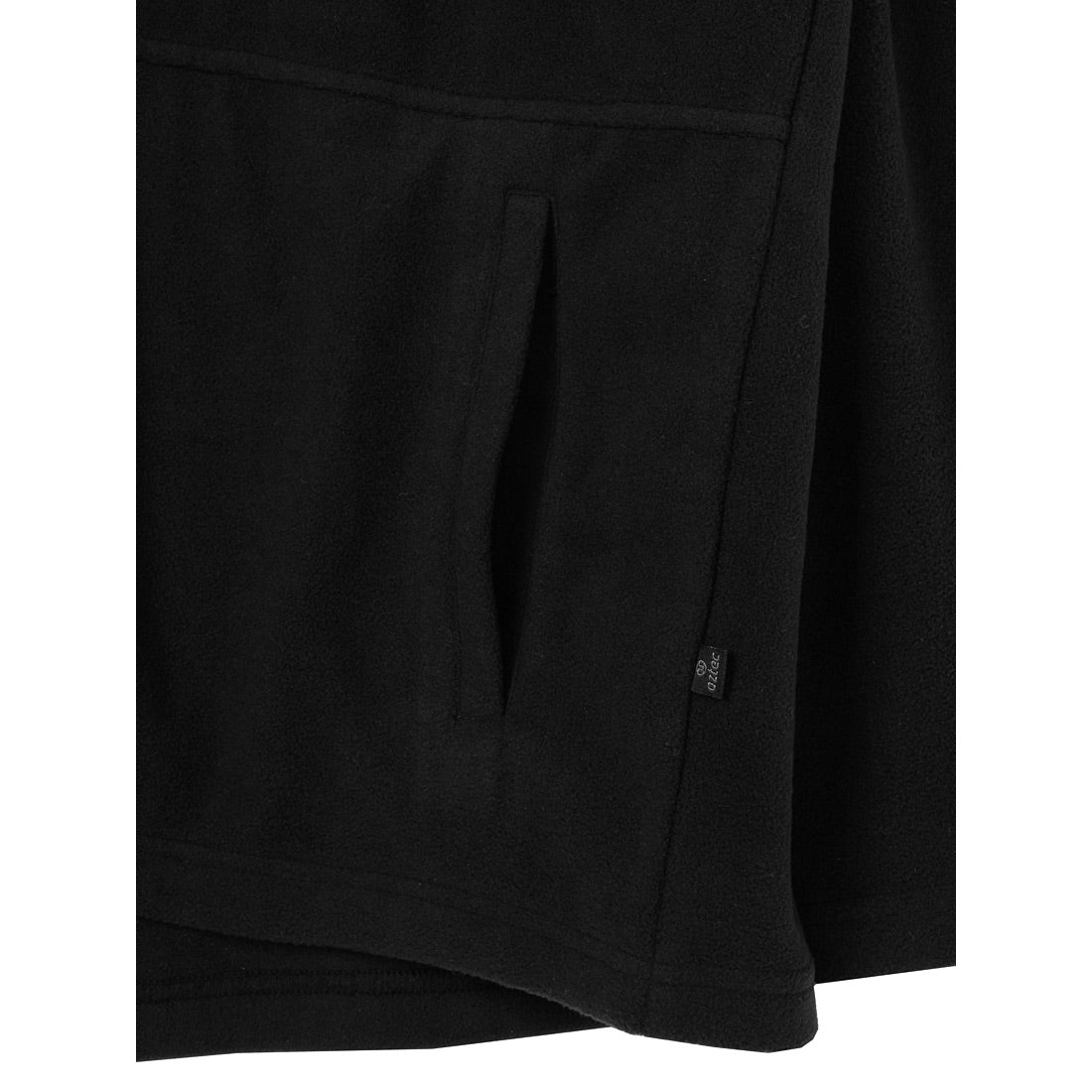 תקריב של מעיל פליס שחור מדגם Aztec Raven Full Zip, הכולל כיס צדדי עם תווית שחורה קטנה בתפר ליד הכיס. מרקם בד הפליס נראה בבירור.