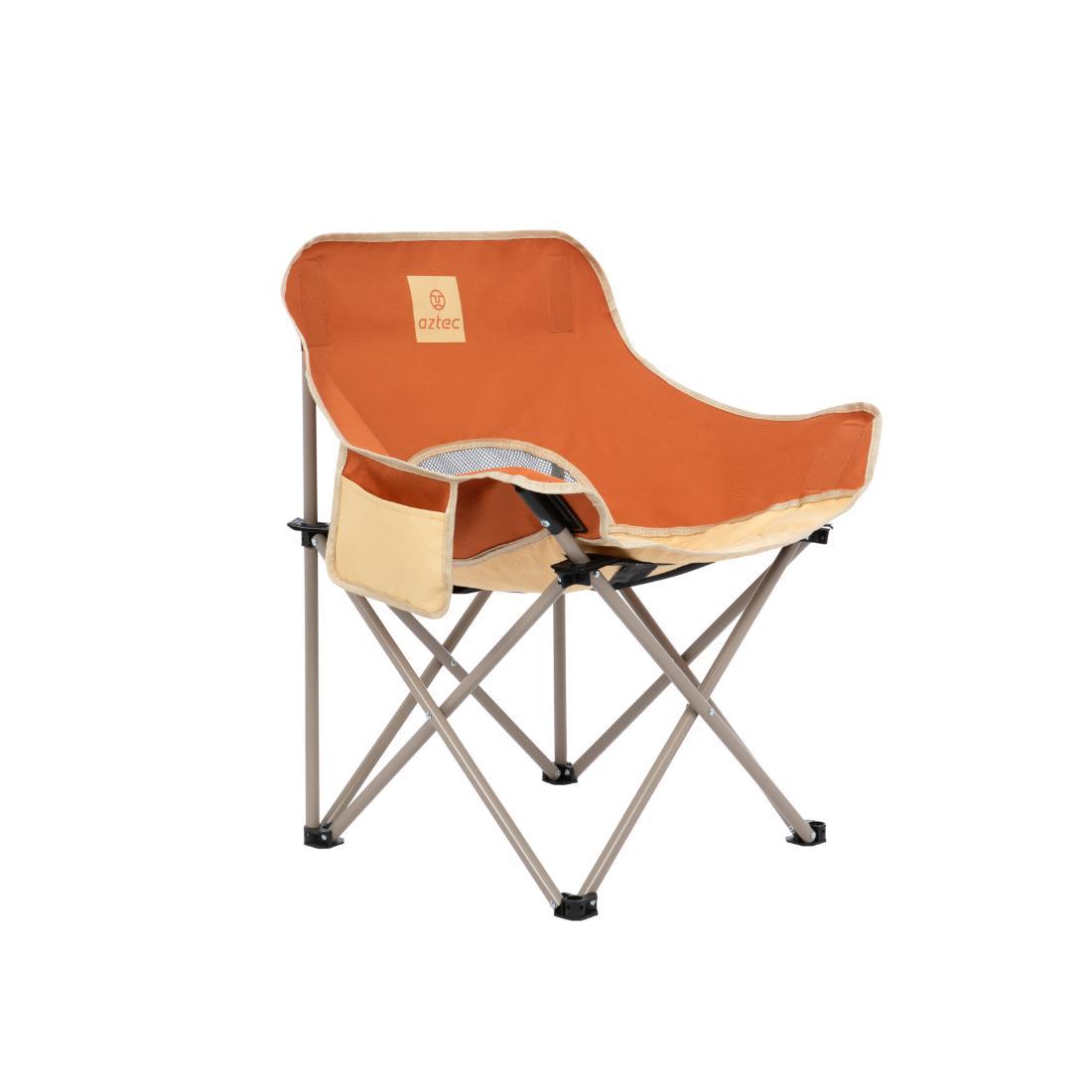 כיסא קמפינג מתקפל מדגם Aztec Moonox בצבע בז' בהיר/כתום X3, עם משענות יד, כיס צדדי קטן ורגלי מתכת, מוצג על רקע לבן חלק.