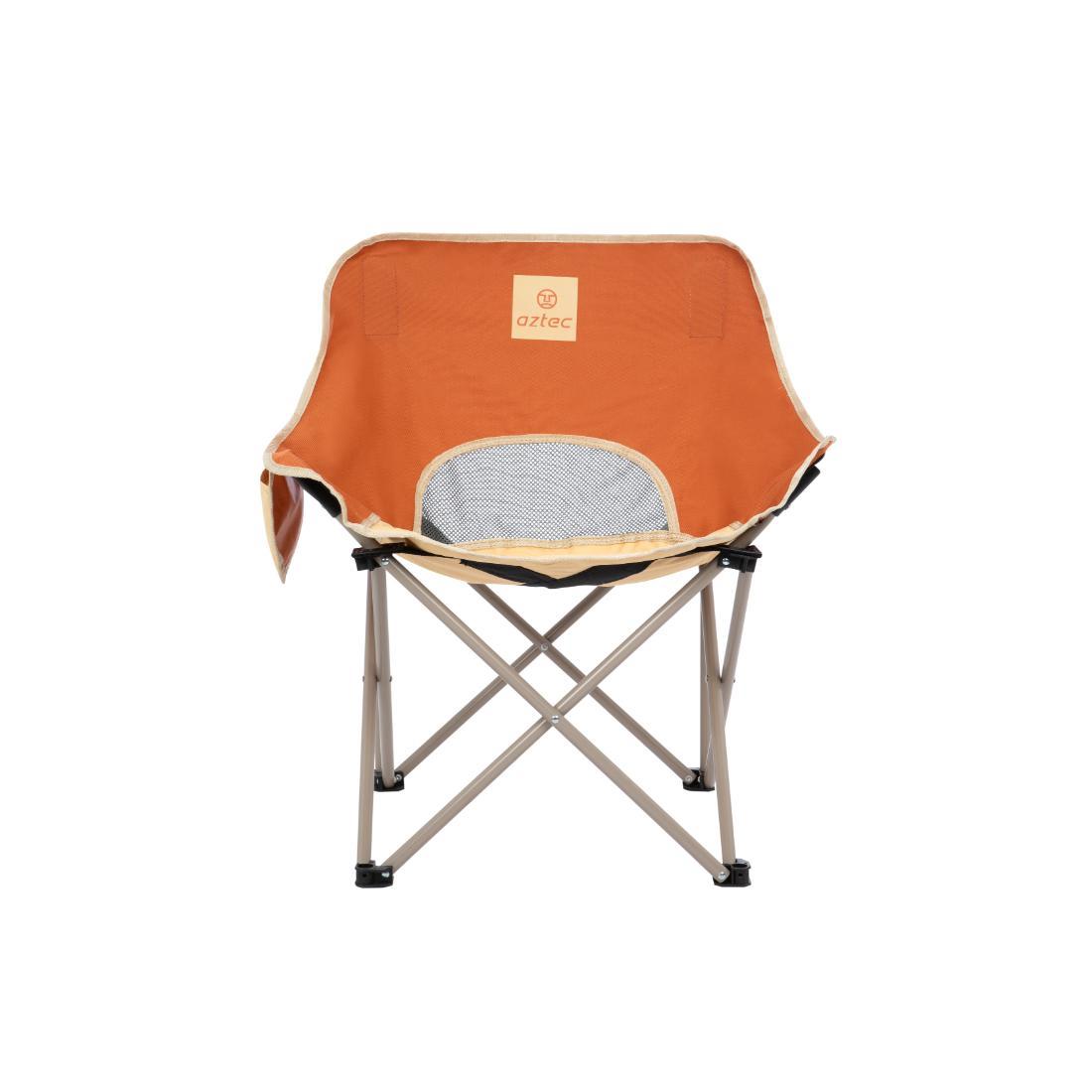 ה-Aztec Moonox Light Beige/orange X3 הוא כיסא קמפינג מתקפל עם מושב מבד כתום, גימור בצבע בז', מרכז מרשת, רגלי מתכת בצבע חום בהיר ותווית עם לוגו בסגנון אצטקי — מושלם לשילוב עם השטיח הכתום של MOONOX.