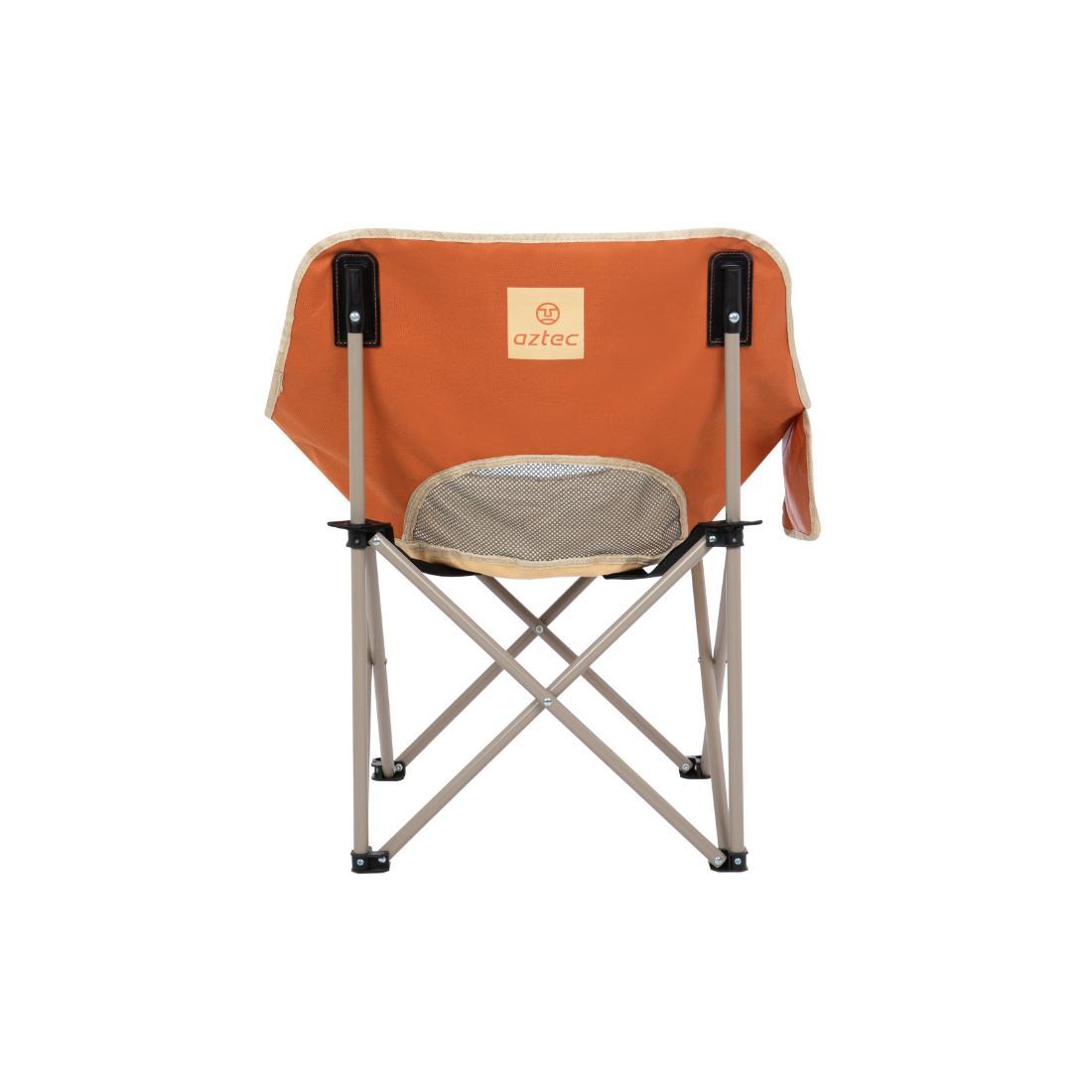 ה-Aztec Moonox Light Beige/orange X3 הוא כיסא קמפינג מתקפל בעל מסגרת מתכת בצבע חום בהיר ובד בצבע כתום שרוף, המוצג מאחור על גבי שטיח בצבע בז' בהיר. במשענת הגב יש כיס רשת ותווית Aztec עם לוגו MOONOX.